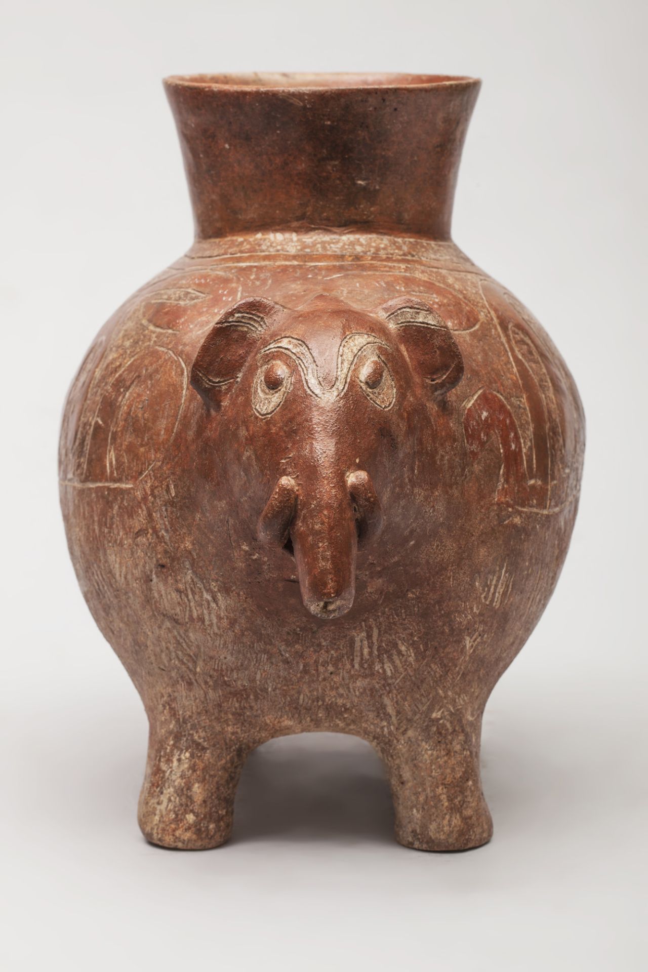 Vase zoomorphe figurant un éléphant à l’arrêt, l’ouverture du coll sur son dos Terre cuite ocre brun - Bild 5 aus 5