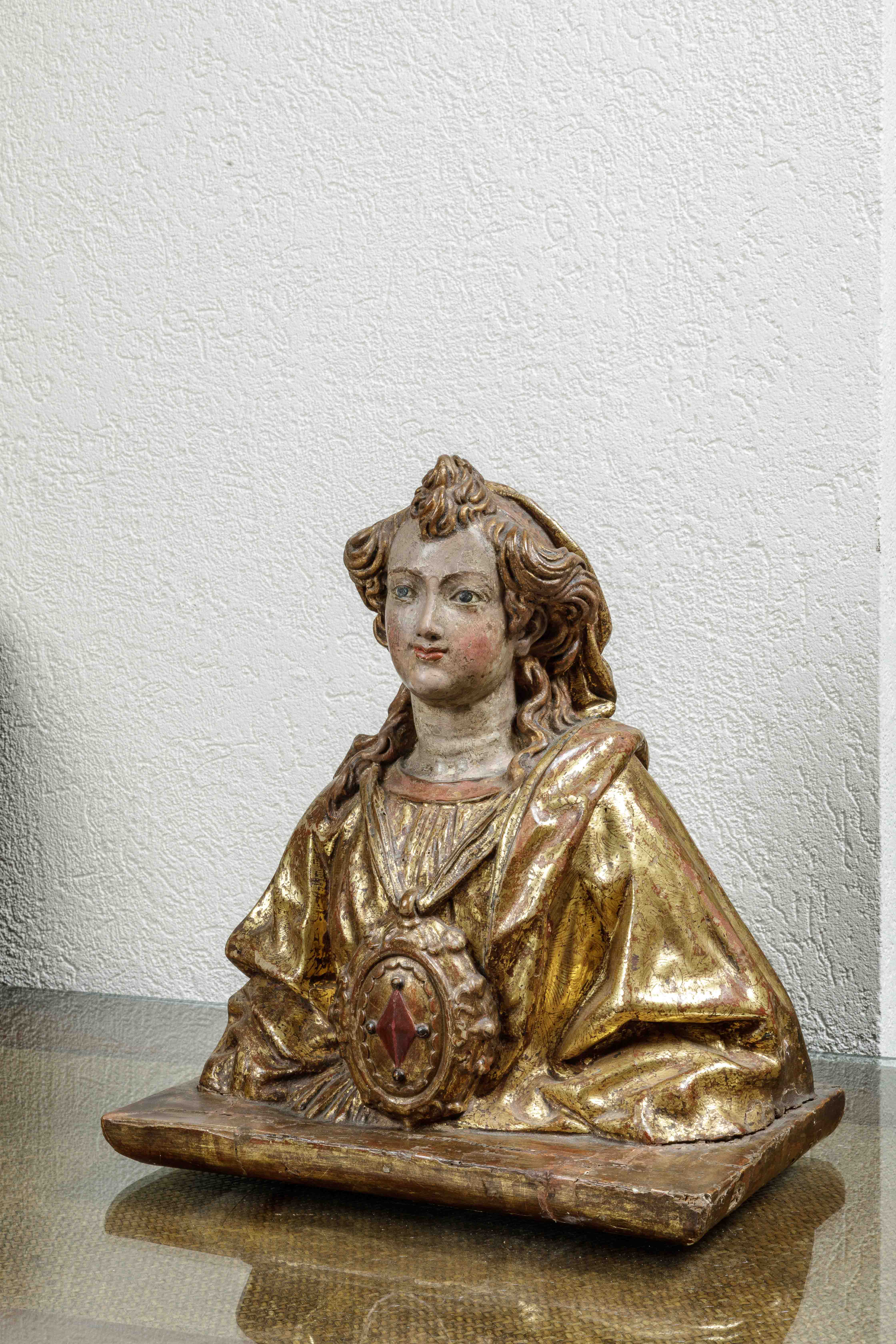 Buste de Sainte Bois de tilleul doré et polychromé Epoque flamande 16 eme siècle Ht 37 Provenance - Bild 3 aus 4