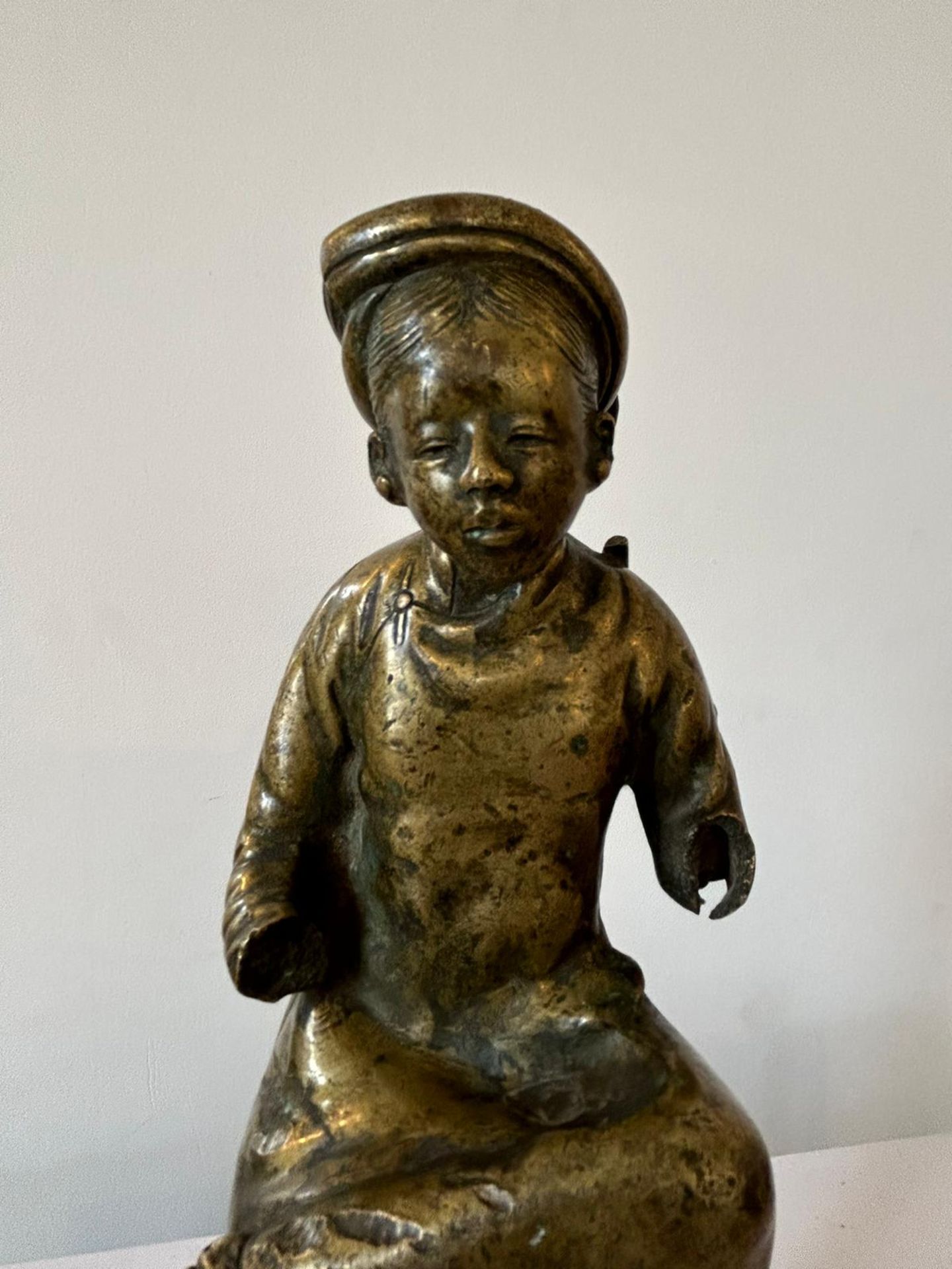 Personnage assis jambes croisées vêtu d' un habit traditionnel Bronze Vietnam Manque et accident - Bild 2 aus 7