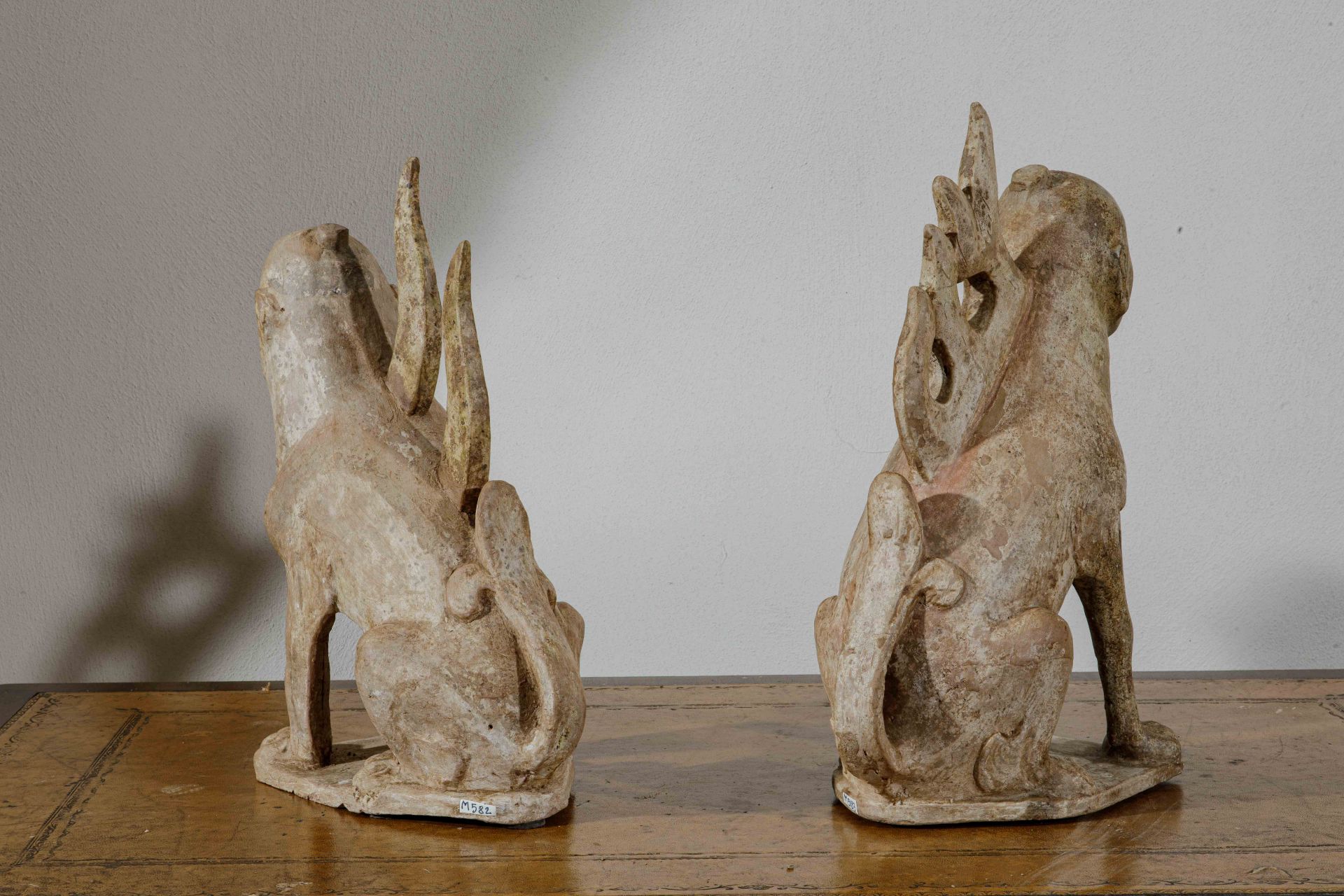 Couple antropozoomorphes d’esprits gardiens de sépultures à tête humaine et corps de chimère - Bild 2 aus 4