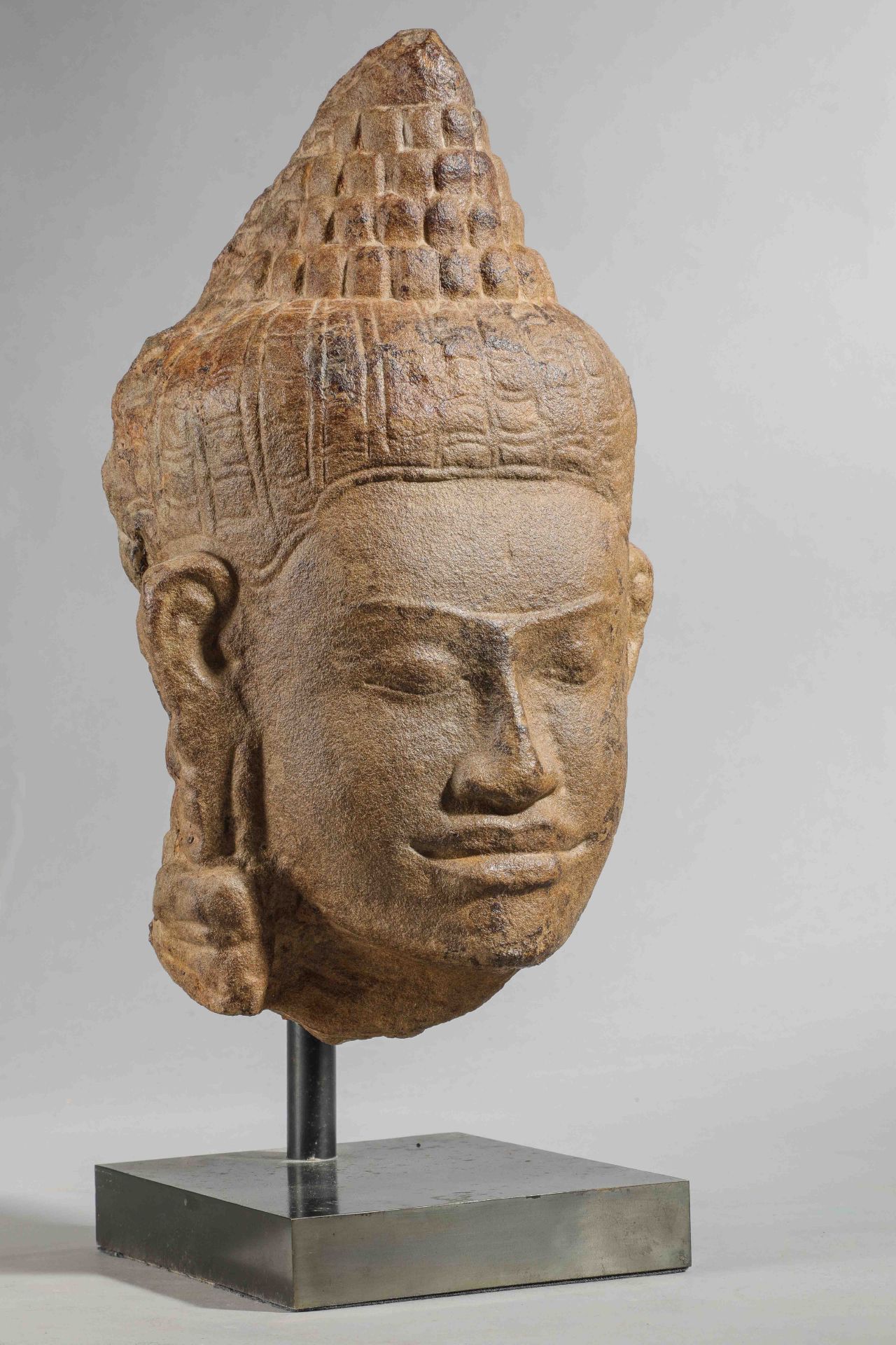 Tête de Buddha surmonté de la coiffure bouclée Ushnisa , l’expression méditative, paré d’une seule - Bild 2 aus 4