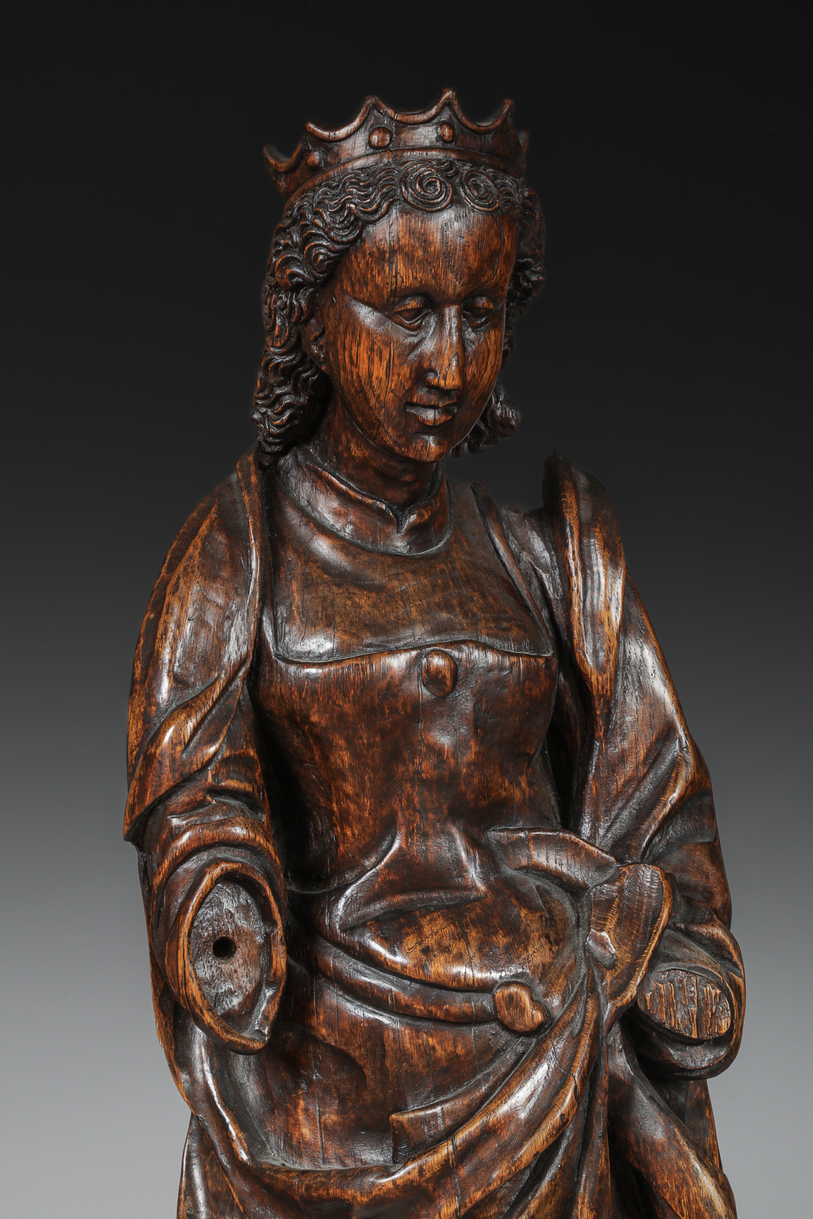 Sainte Catherine d'Alexandrie couronnée, aux cheveux bouclés portant un long manteau drapé sur sa - Image 2 of 5