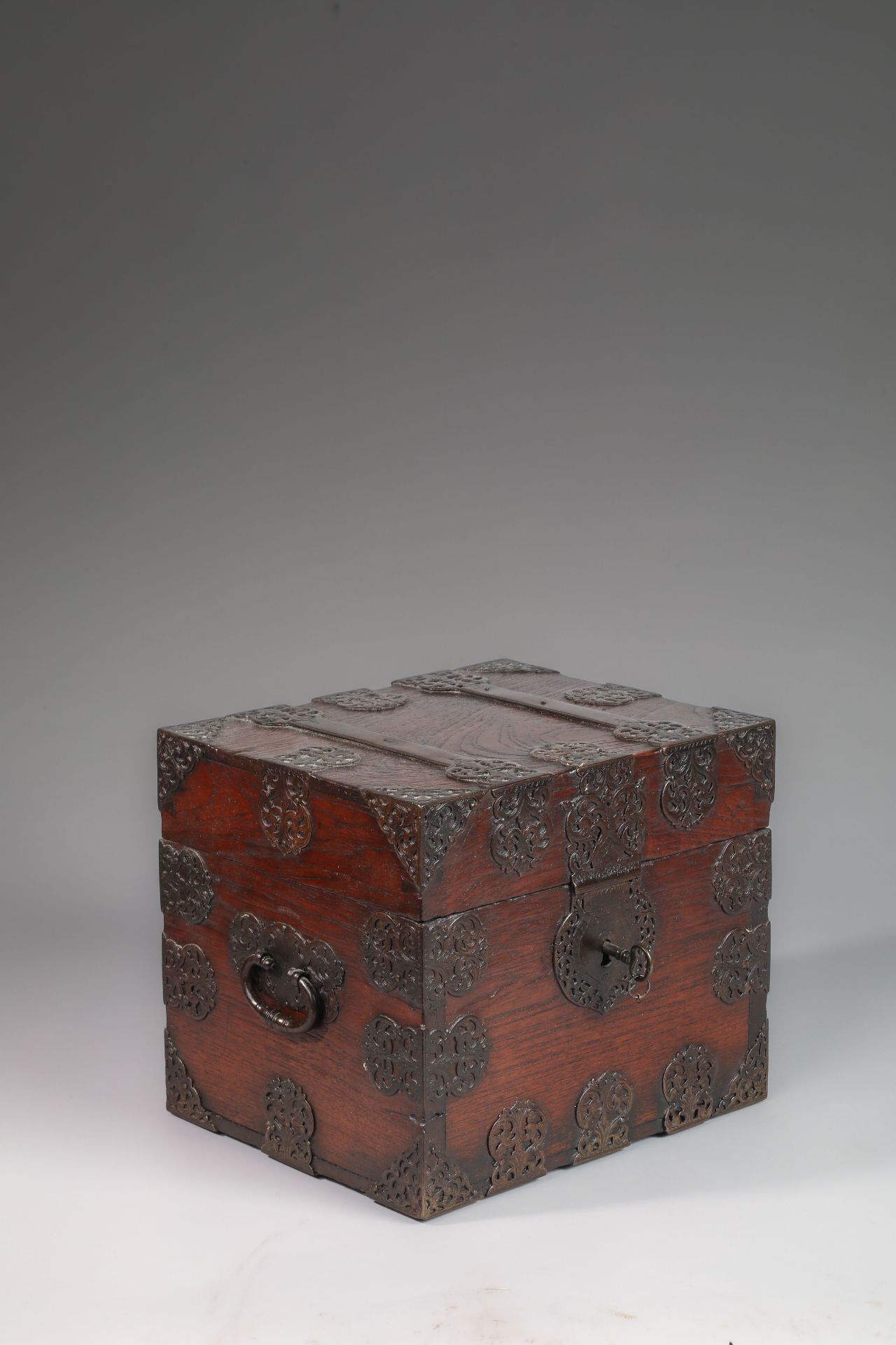 Coffre à liqueur en bois et ferrure, comprenant 12 flacons de verre ancien France 17 eme siècle - Bild 2 aus 8