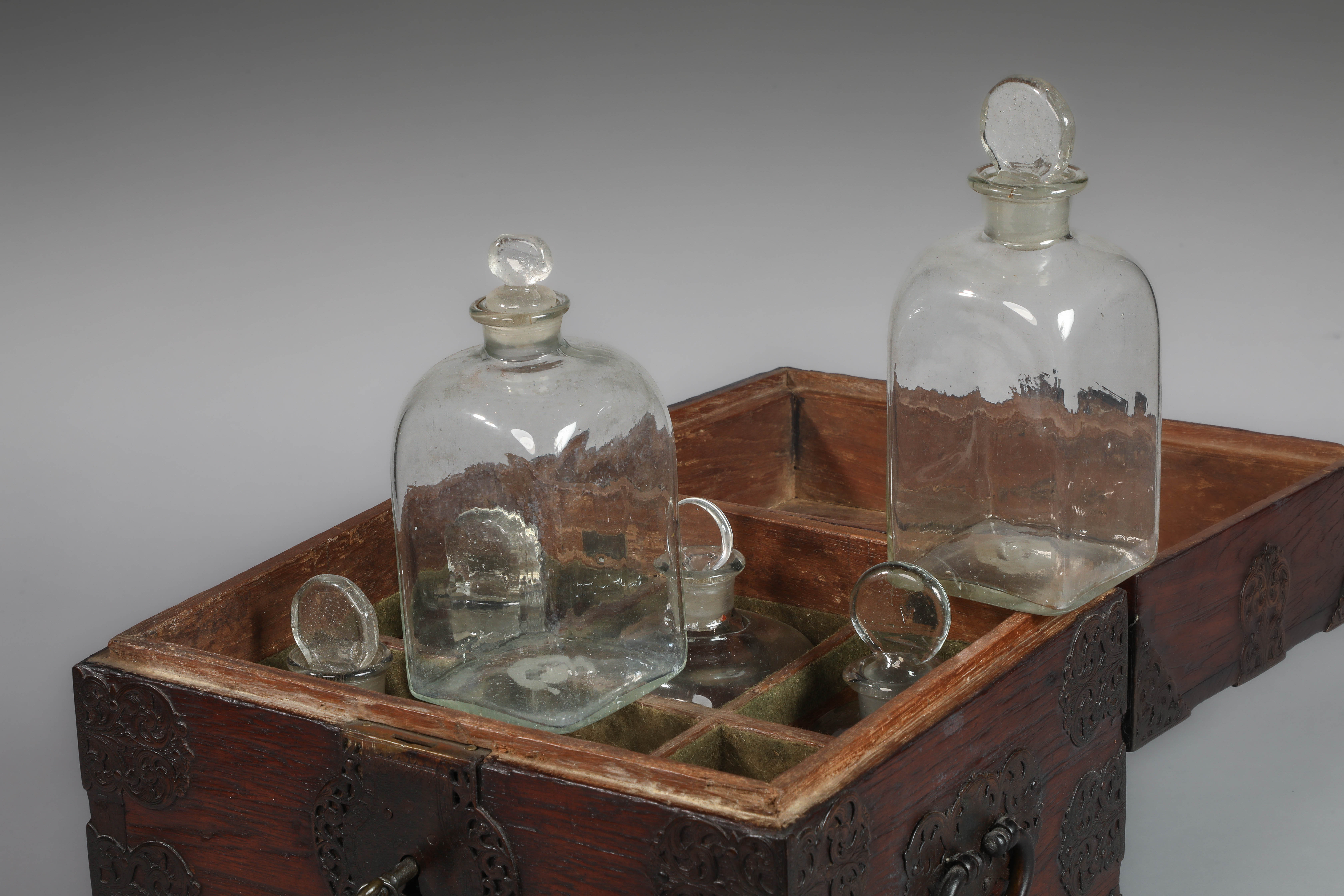 Coffre à liqueur en bois et ferrure, comprenant 12 flacons de verre ancien France 17 eme siècle - Bild 6 aus 8