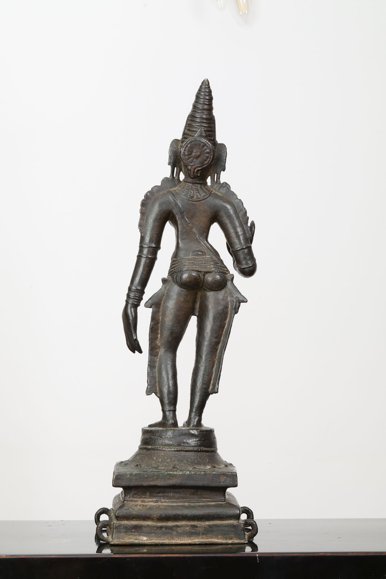 La déesse Parvati, debout en posture dite « Tribanga », à la beauté juvénile, une main le long du - Image 4 of 6