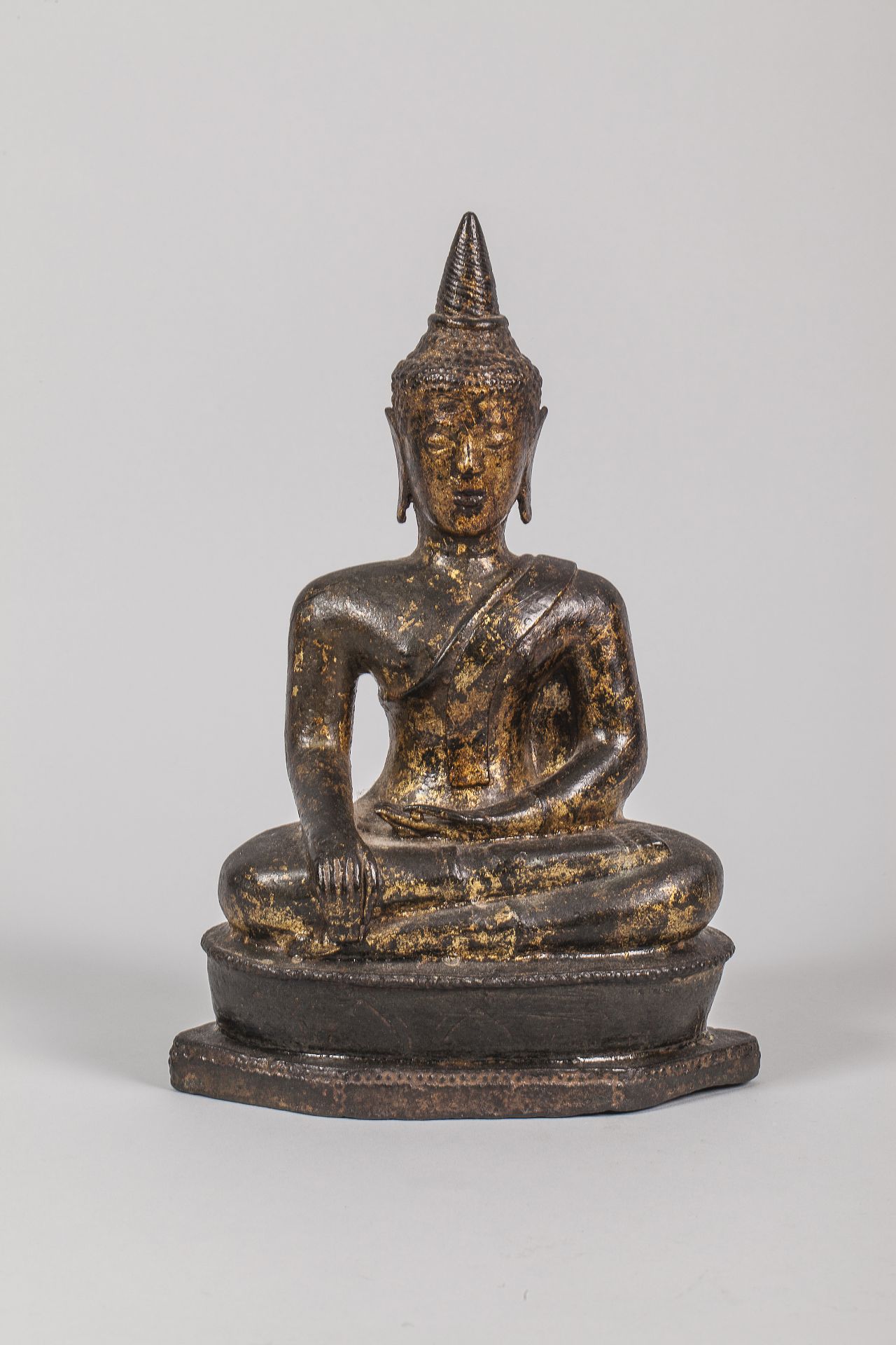 Buddha Maravijaya assis en virasana et bumishparshamudra coiffé d'un haut rasmi Bronze Laos 17 ème
