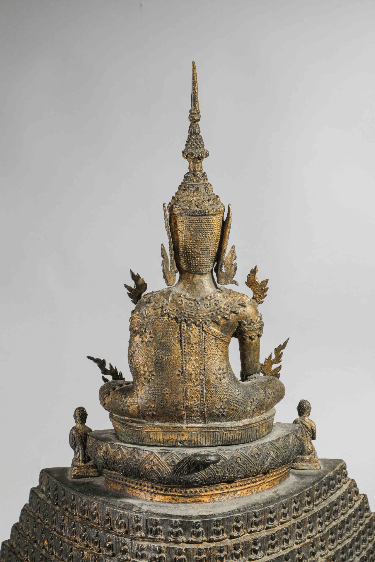 Buddha Maravijaya assis en Bumishparsha mudra sur un haut socle étagé, quatre adorant et un Putaï - Bild 4 aus 5