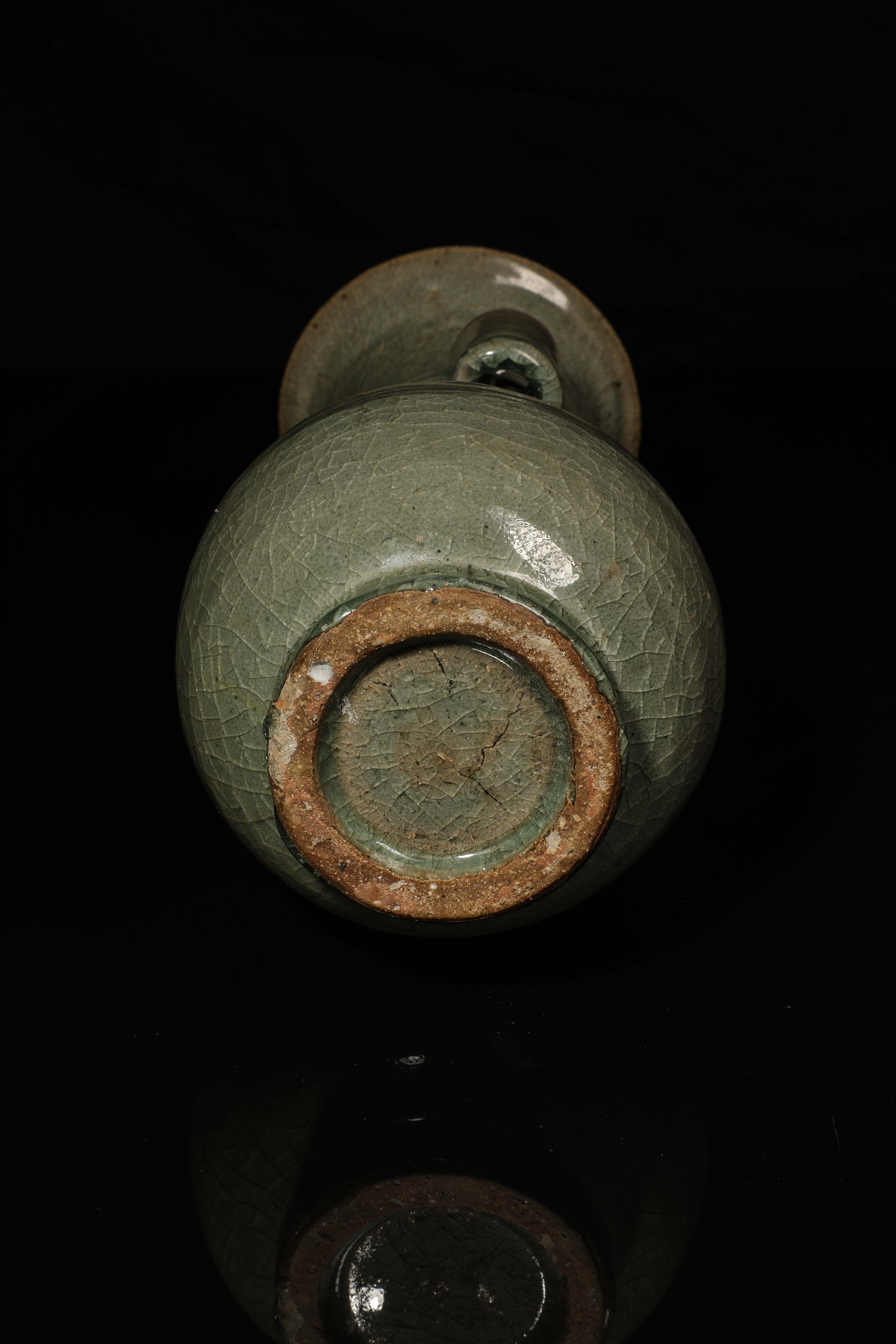 Vase du Longquan en porcelaine monochrome céladon finement craquelée, à panse ovoïde sur base en - Image 8 of 8