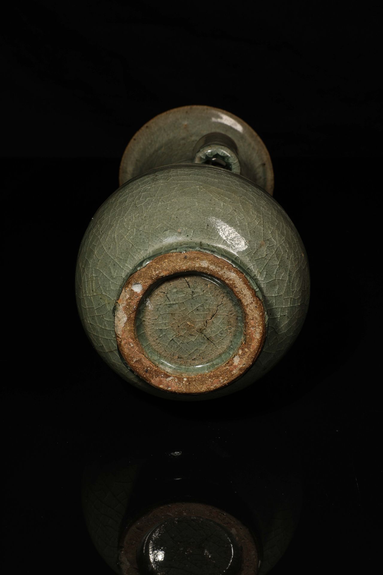 Vase du Longquan en porcelaine monochrome céladon finement craquelée, à panse ovoïde sur base en - Bild 8 aus 8