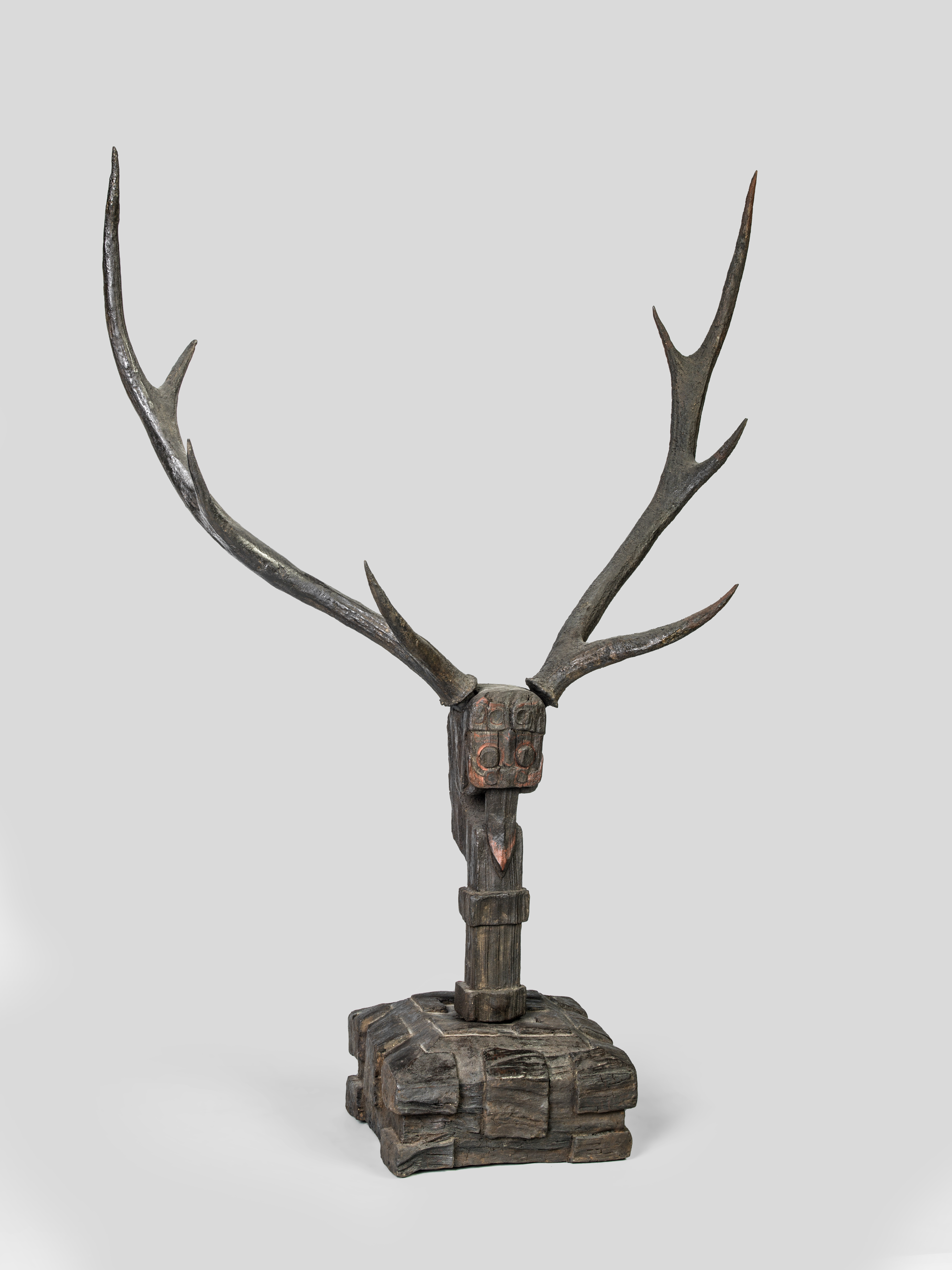 Gardien céleste, figuration stylisée d'un cerf Ensemble composé d'un socle de la statuette zoomorphe