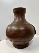 Important vase de forme Hu moulé d'une paire d'anneaux mobiles maintenus par deux appliques à tête