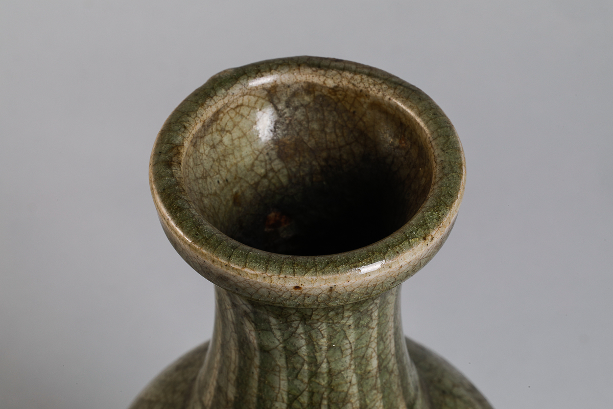 Vase balustre en porcelaine du Longquan en forme de flacon sur piédouche, panse ovoïde et haut col - Image 3 of 4