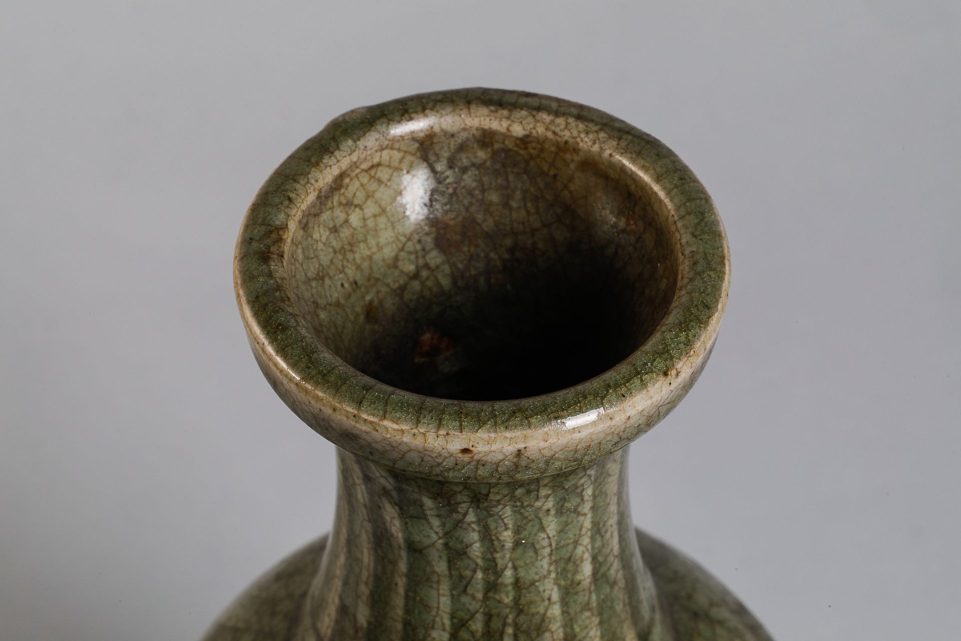 Vase balustre en porcelaine du Longquan en forme de flacon sur piédouche, panse ovoïde et haut col - Bild 3 aus 4