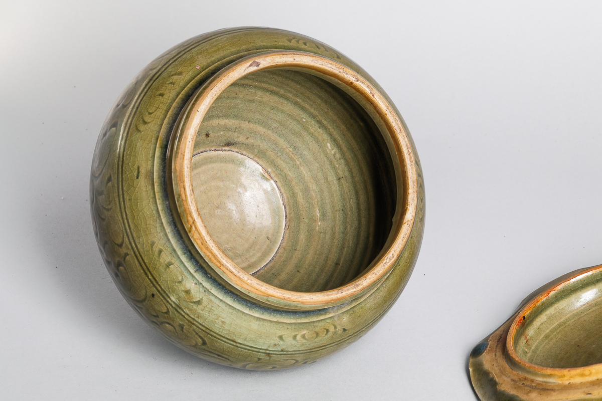 Bouillon couvert en épaisse porcelaine du Longquan incisé sous glaçure monochrome céladon de - Image 4 of 6