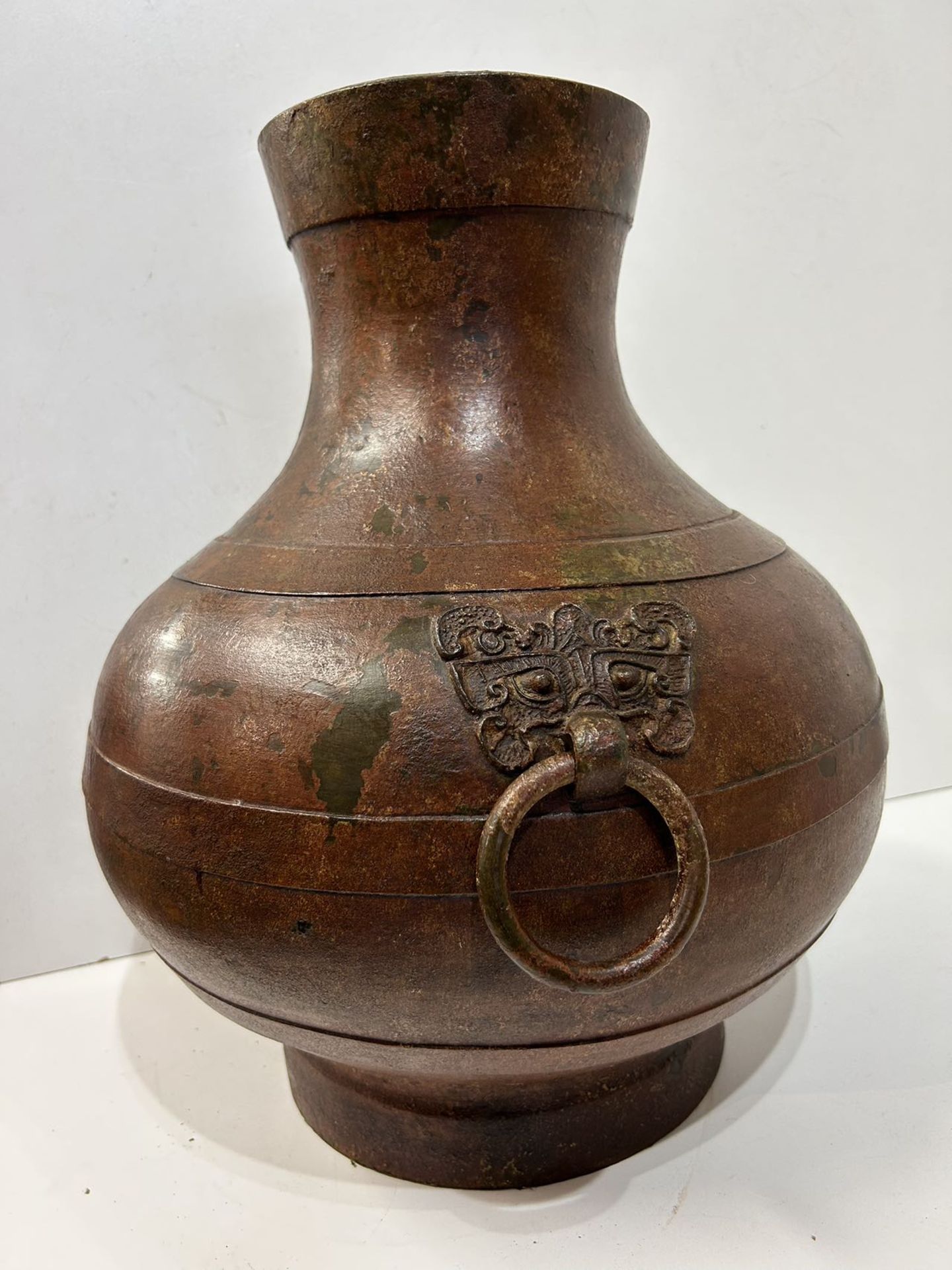 Important vase de forme Hu moulé d'une paire d'anneaux mobiles maintenus par deux appliques à tête - Bild 2 aus 4