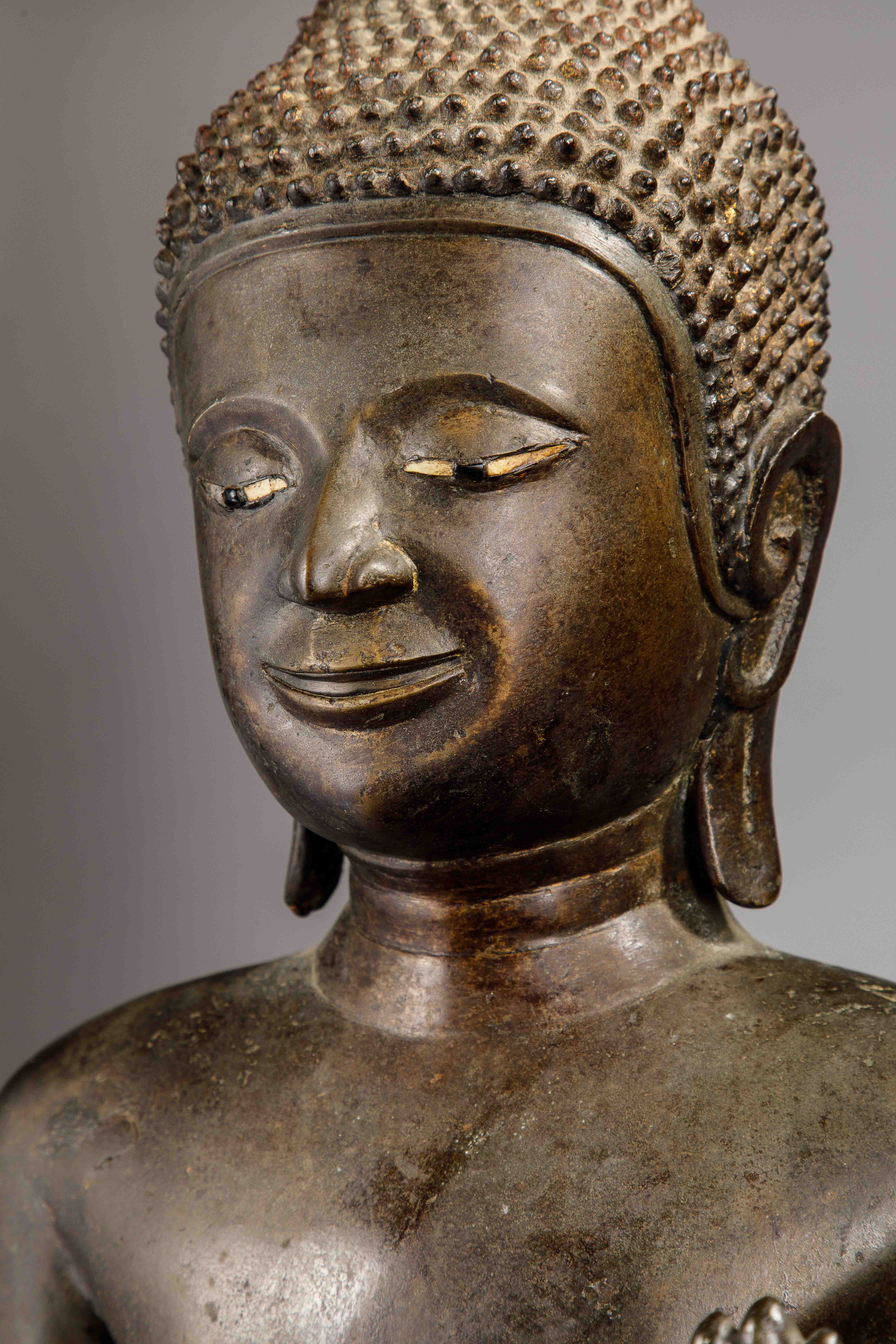 Important Buddha debout sur un haut tertre cylindrique , dans une posture hiératique, les deux mains - Image 5 of 5