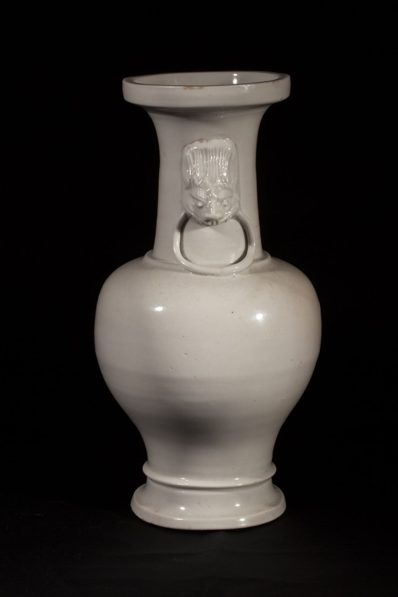 Vase balustre en porcelaine blanc de chine moulé au col de deux têtes de chimères tenant des anneaux - Bild 2 aus 3