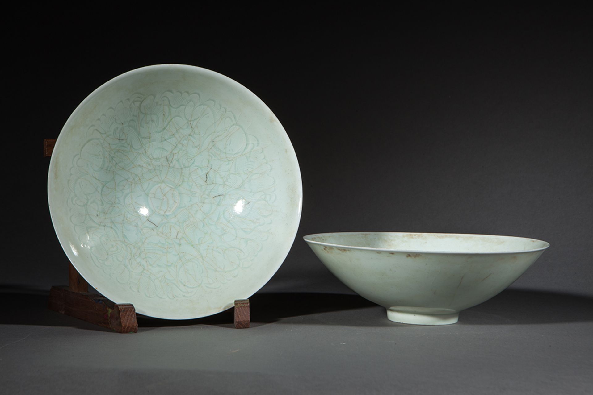 Paire de coupelles Qinbaï en fine porcelaine à décor incisé sous couverte monochrome céladon