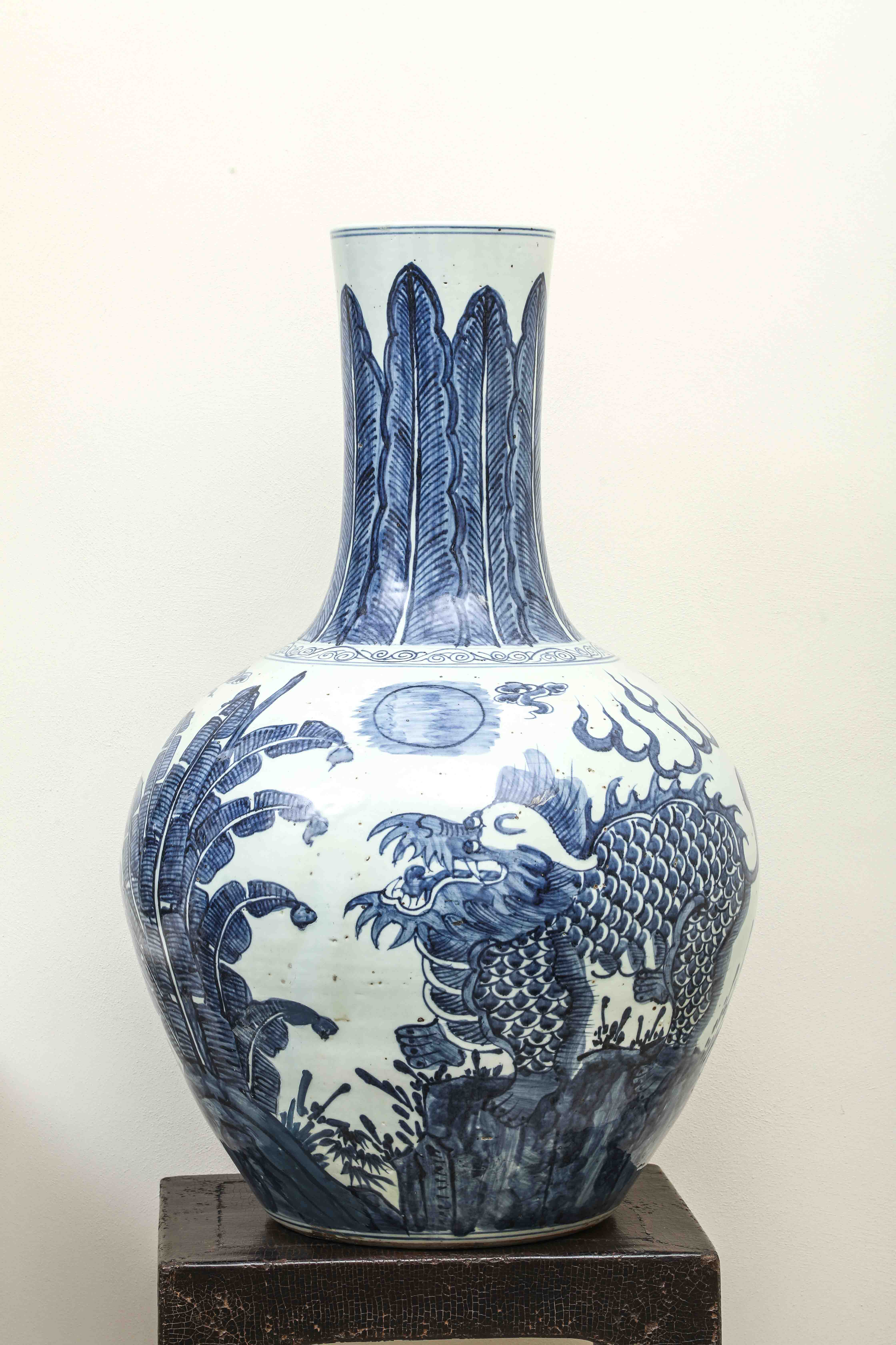 Importante paire de vases à panse globulaire et haut col en porcelaine blanche décoré en bleu cobalt - Image 6 of 10