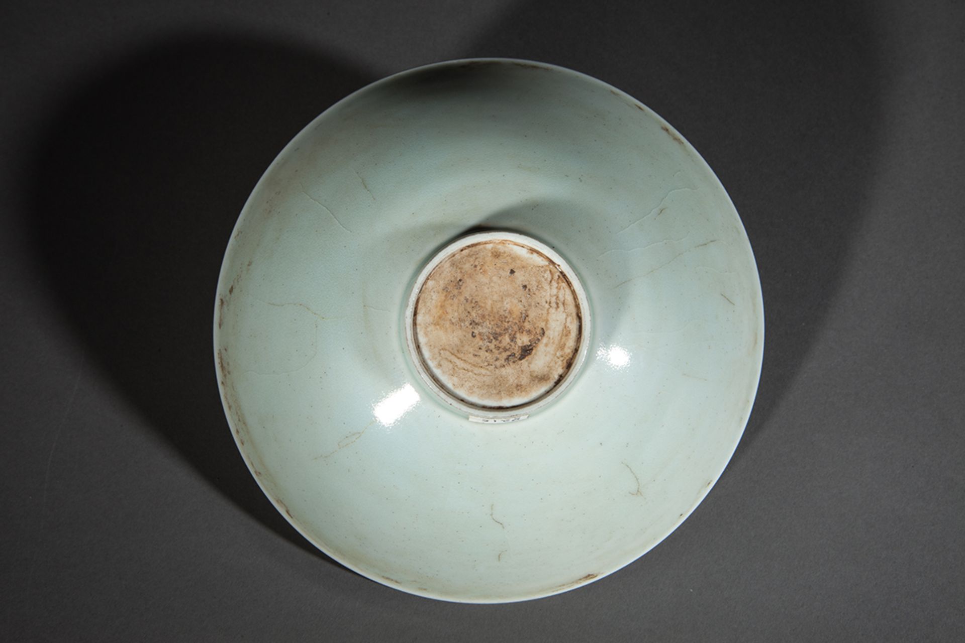 Paire de coupelles Qinbaï en fine porcelaine à décor incisé sous couverte monochrome céladon - Bild 5 aus 5