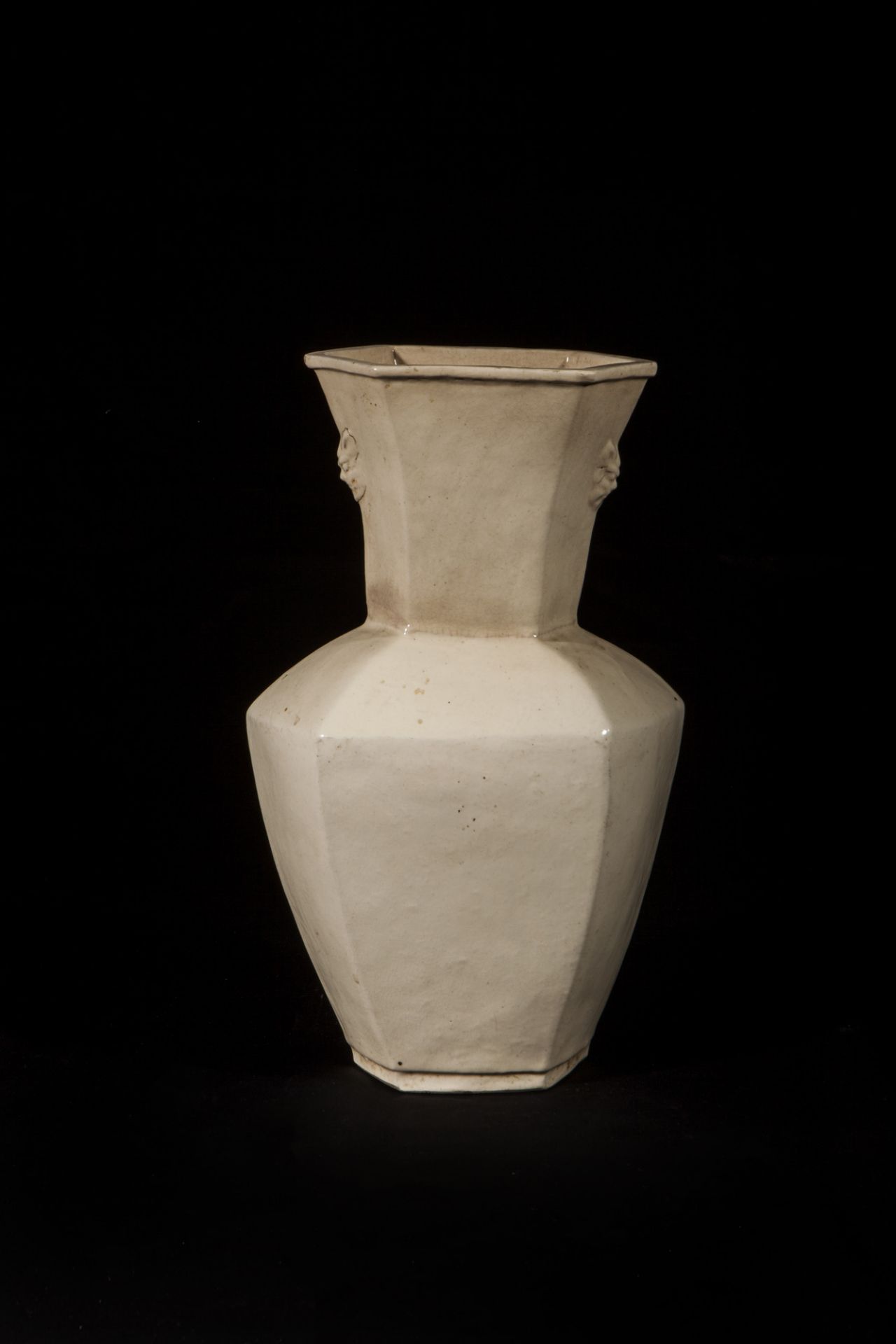 Vase hexagonal à haut col évasé et large épaulement serti de deux anses de chimères moulées sur l'