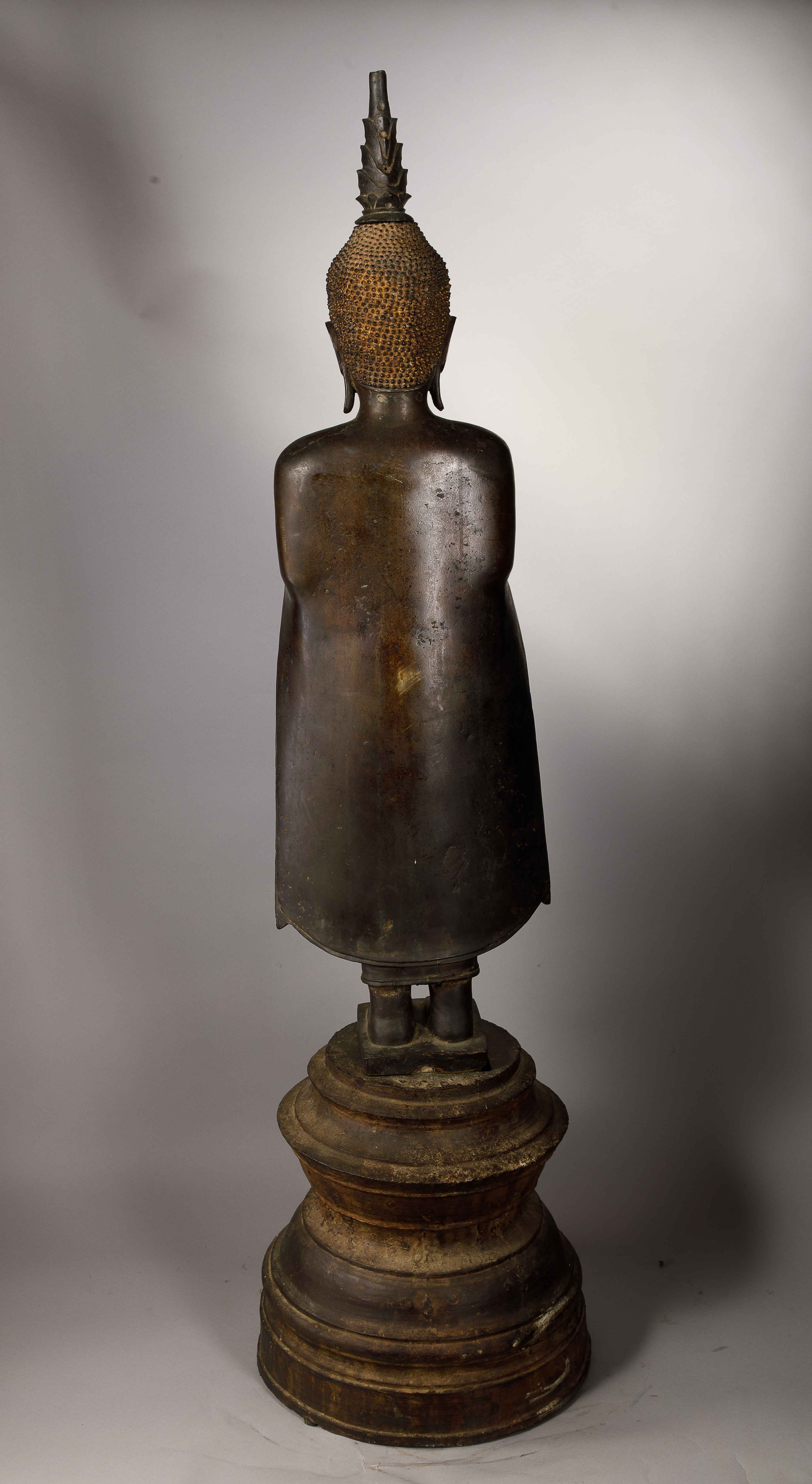 Important Buddha debout sur un haut tertre cylindrique , dans une posture hiératique, les deux mains - Image 4 of 5