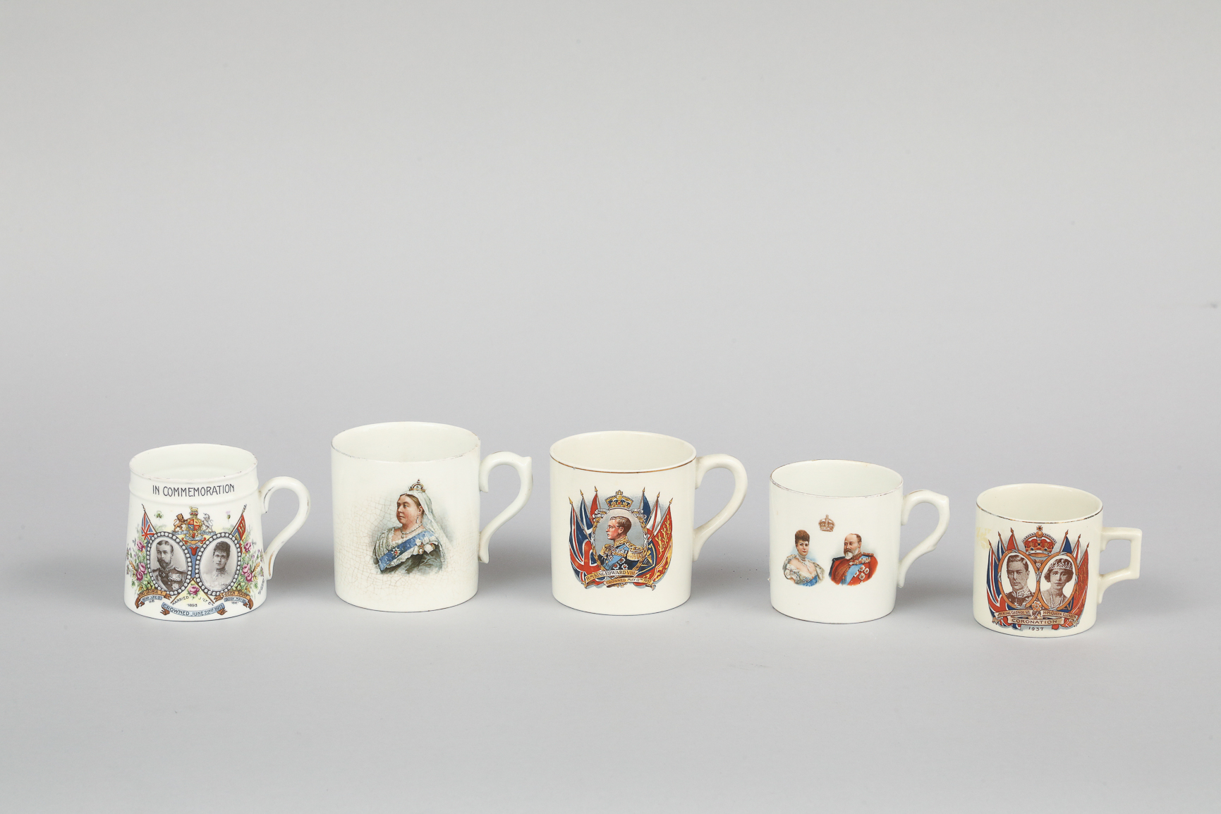 Suite de cinq mugs à déco de personnages de la cour royale anglaise 7cm à 9cm