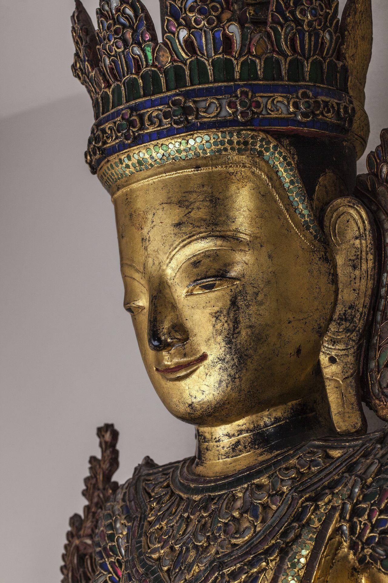 Buddha Maravijaya paré et couronné Laque sec incrusté de sulfures polychromes et doré à la feuille - Image 2 of 2