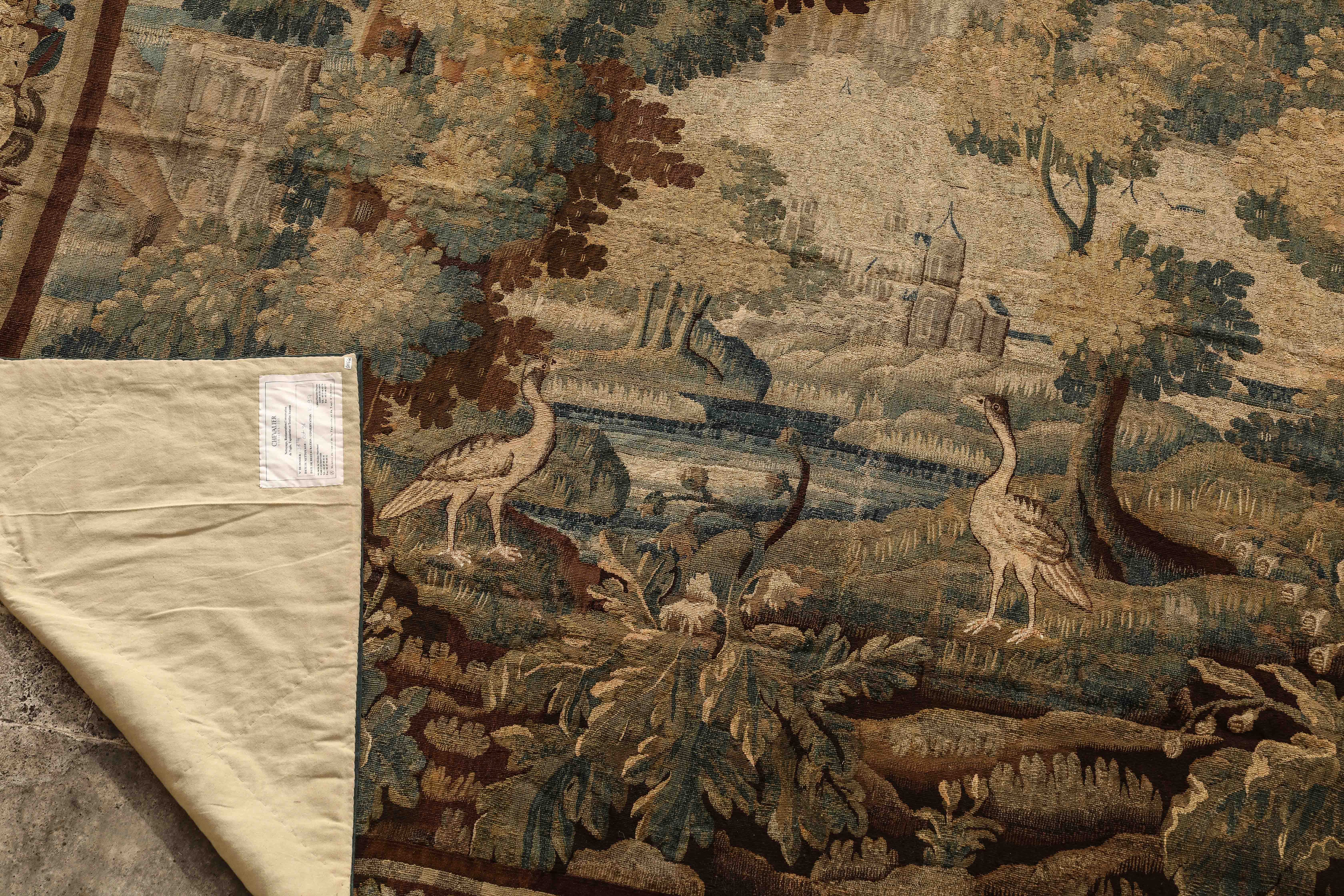 Tapisserie d'Aubusson illustrant une clairière dans une forêt animée de deux hérons et en fond un - Bild 4 aus 4