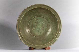 Plat en épaisse porcelaine du longquan à décor incisé sous glaçure monochrome céladon à décor de
