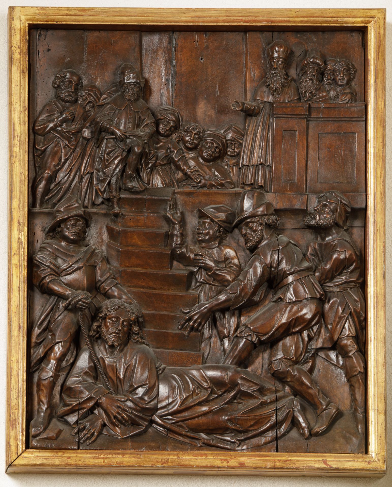 Panneau de bois de noyer sculpté illustrant la comparution du Christ devant Pilate 16 eme siècle