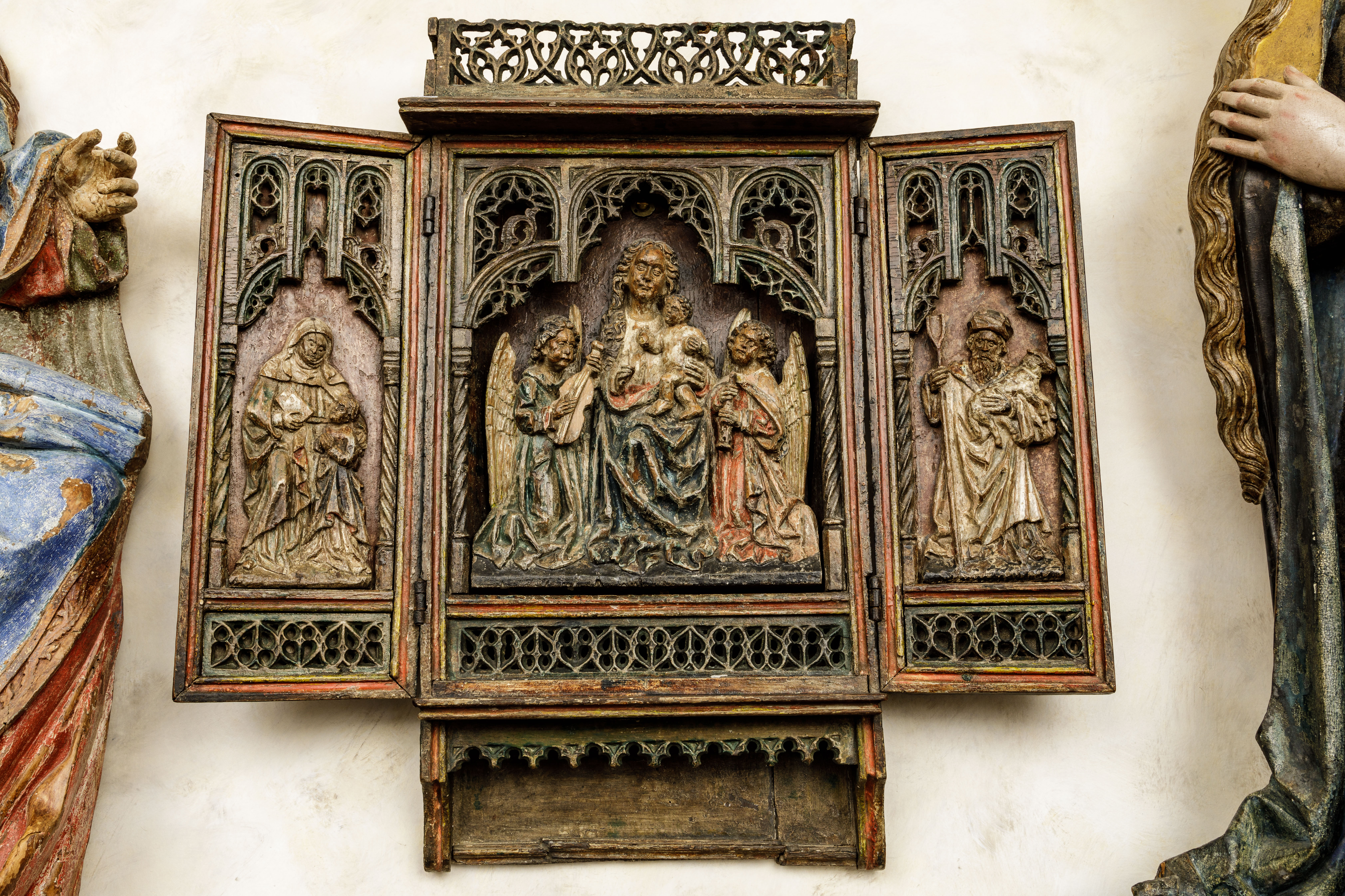 Retable flamand en chêne, triptyque dont la section centrale est sculptée avec la Vierge et l' - Image 3 of 7