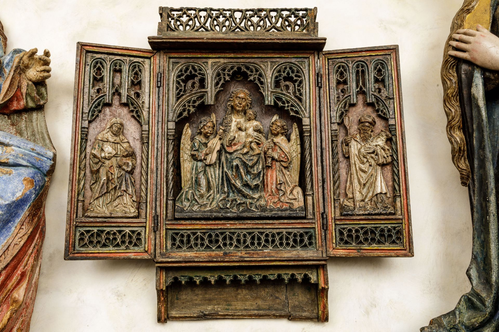 Retable flamand en chêne, triptyque dont la section centrale est sculptée avec la Vierge et l' - Image 3 of 7