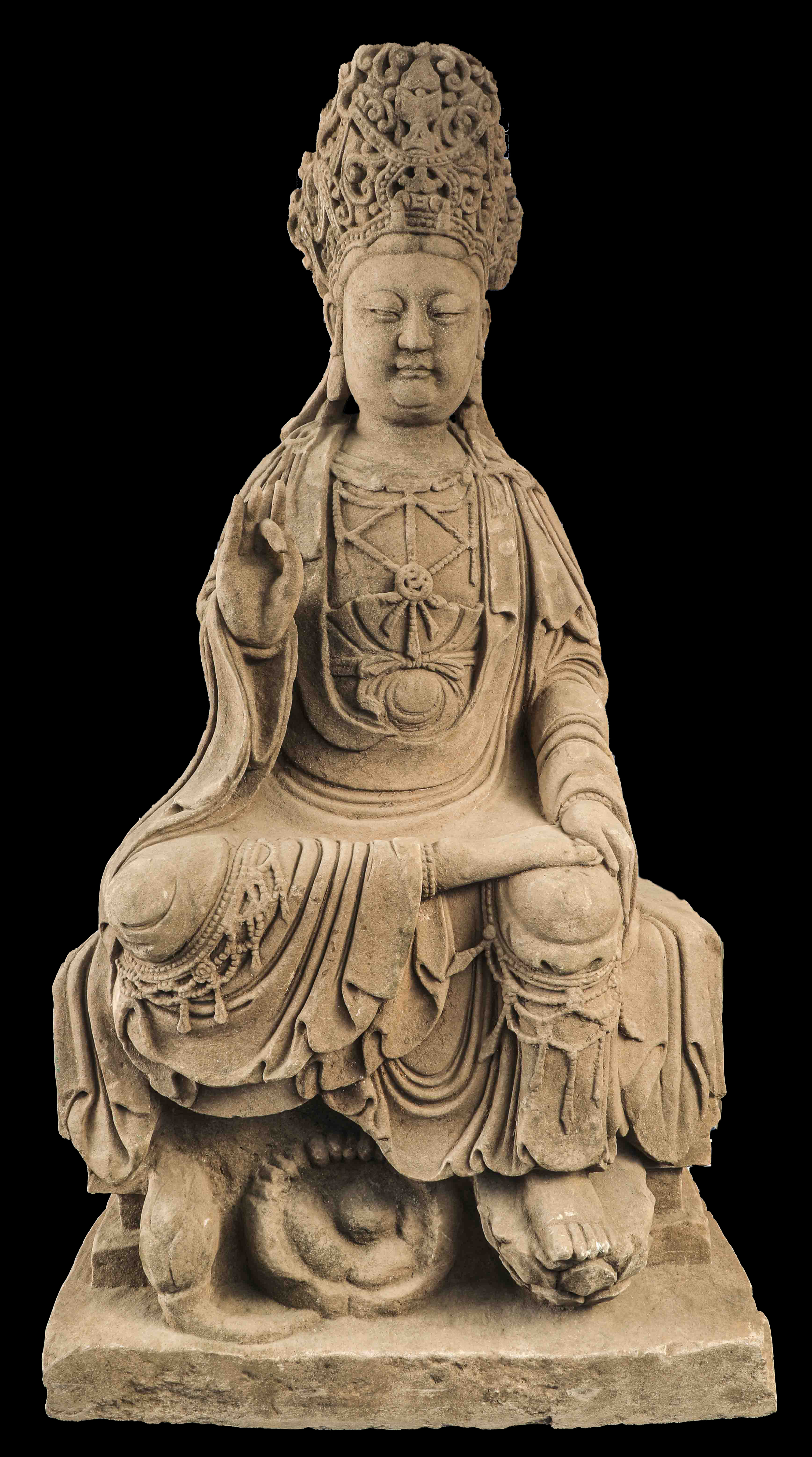 Le Boddhisattva Kwan yin assis en déplacement à l’européenne , vêtu de la robe monastique