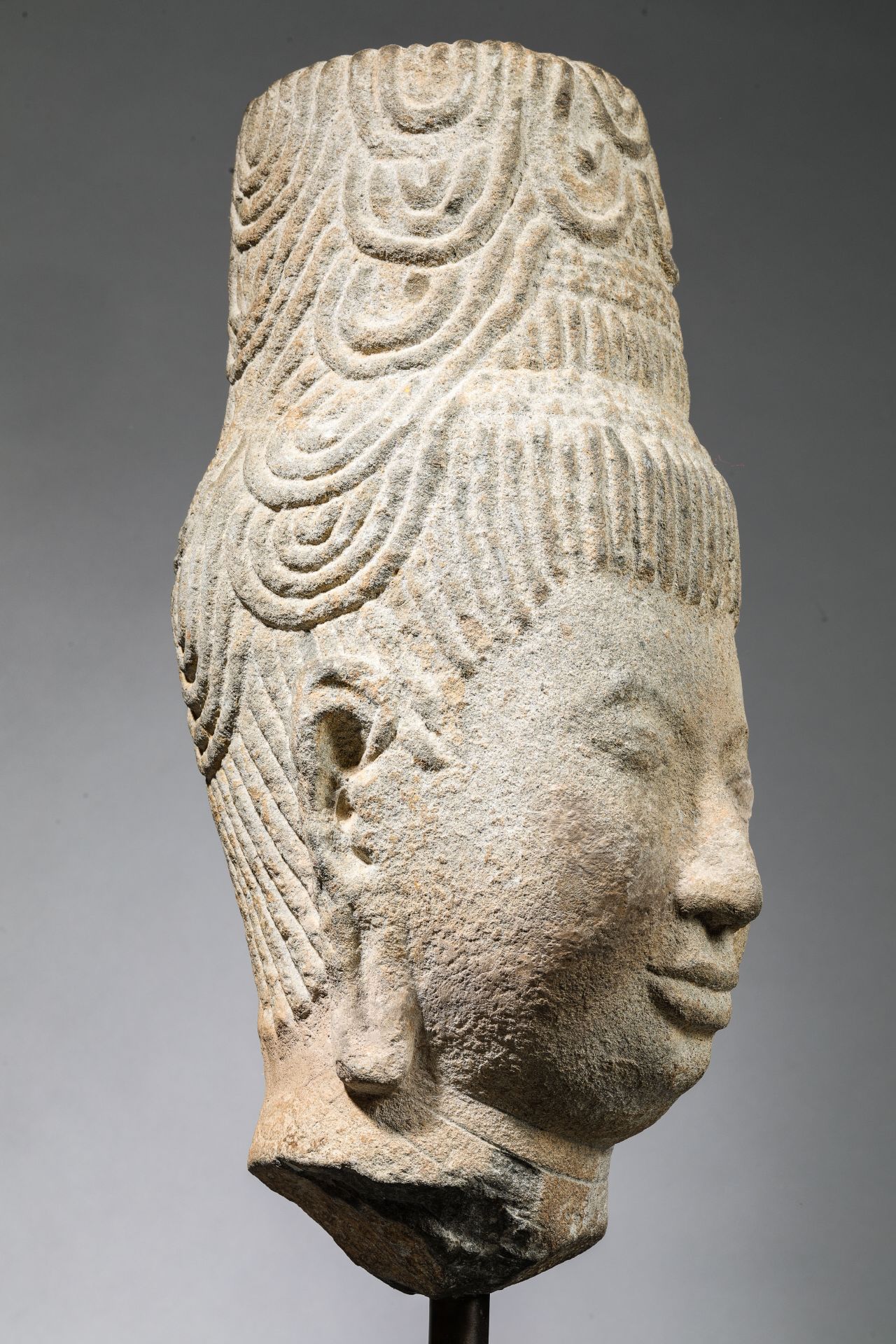 Tête de Shiva coiffée d’un important chignon cylindrique d’ascète à la chevelure organisée en larges - Bild 6 aus 9