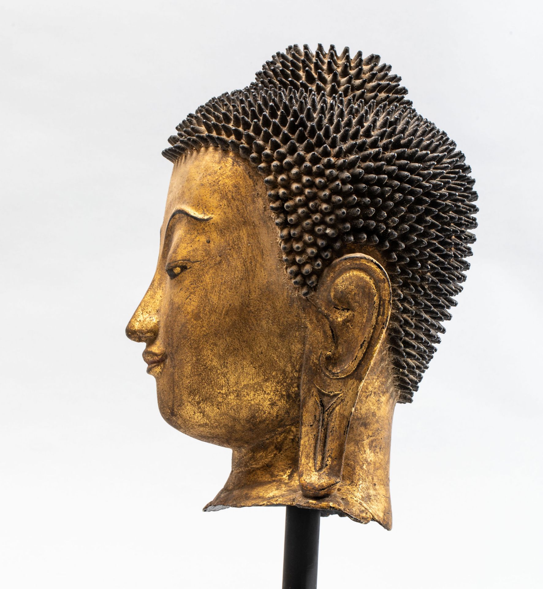 Tête de Buddha coiffée de fines bouclettes hérissées surmontée de la protubérance crânienne ushnisha - Bild 3 aus 4