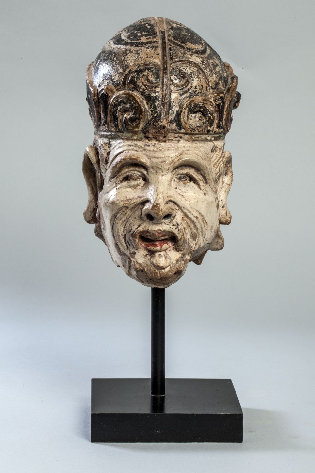 Tête de Lohan au faciès ridé coiffé d'un bonnet Stuc polychromé Chine Dynastie Ming 1368 à 1644 Ht