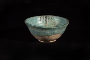Coupe creuse en céramique à glaçure turquoise décorée en noir Seldjoukide Iran 12 eme siècle HT 8 cm