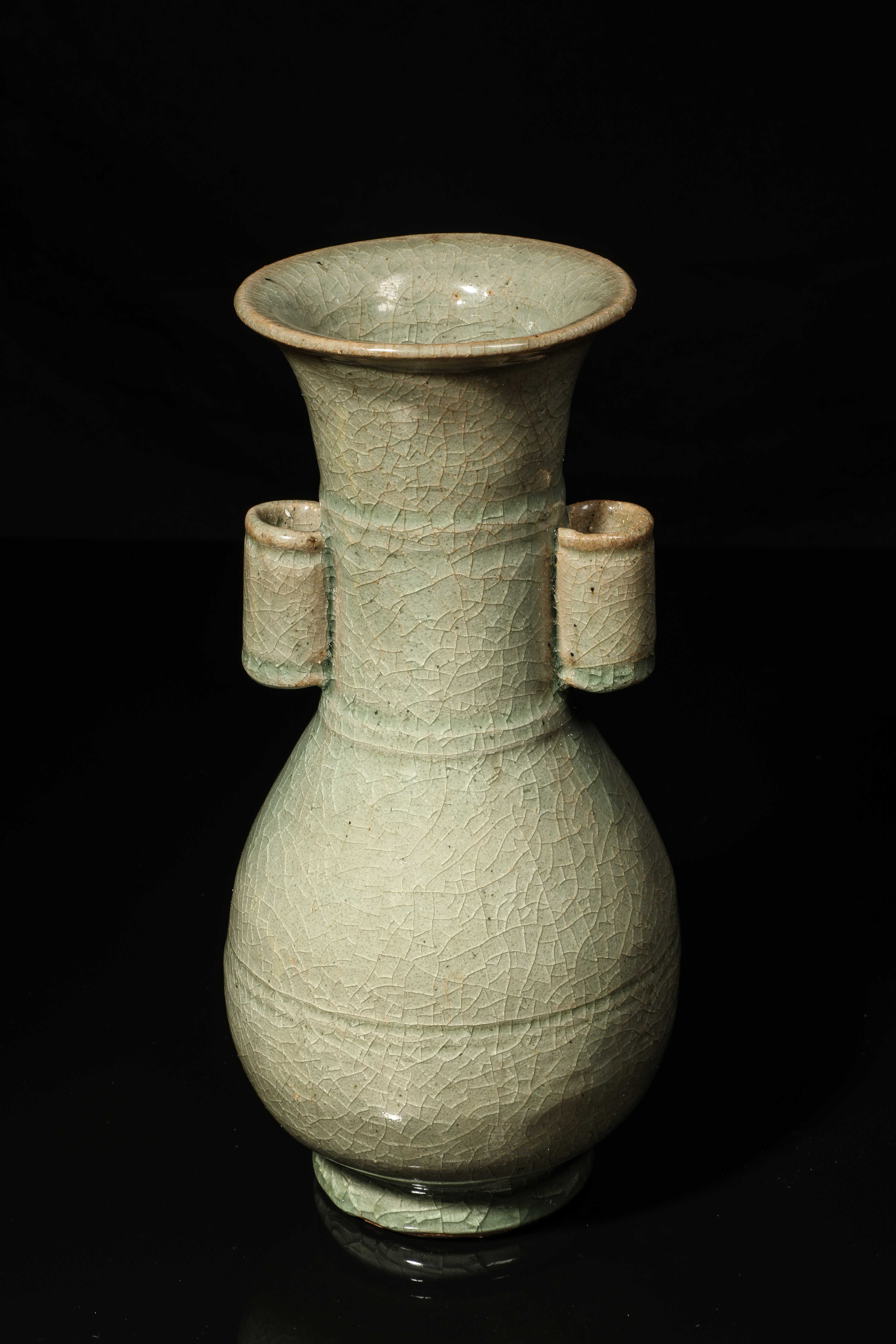 Vase du Longquan en porcelaine monochrome céladon finement craquelée, à panse ovoïde sur base en - Image 3 of 8
