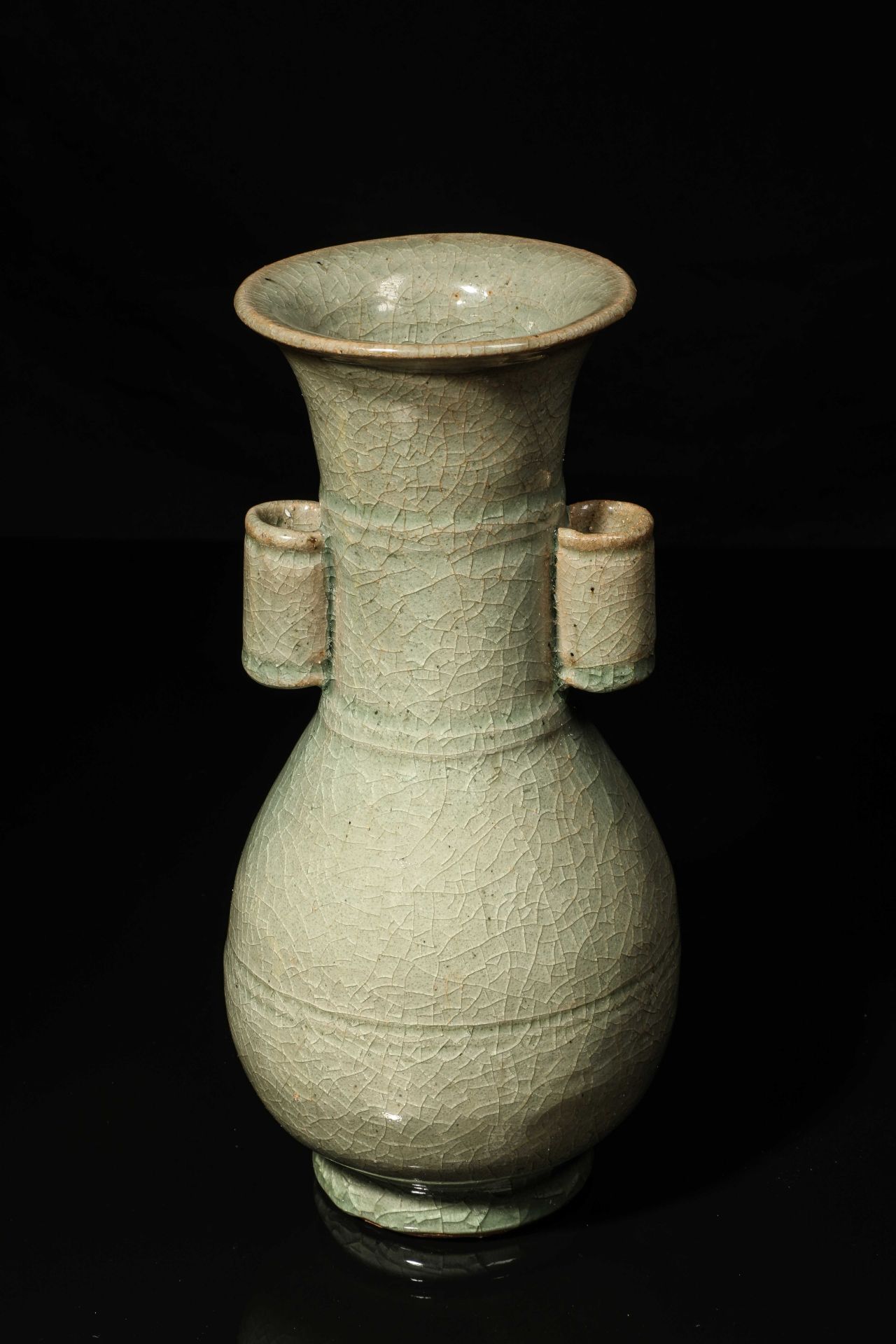 Vase du Longquan en porcelaine monochrome céladon finement craquelée, à panse ovoïde sur base en - Bild 3 aus 8