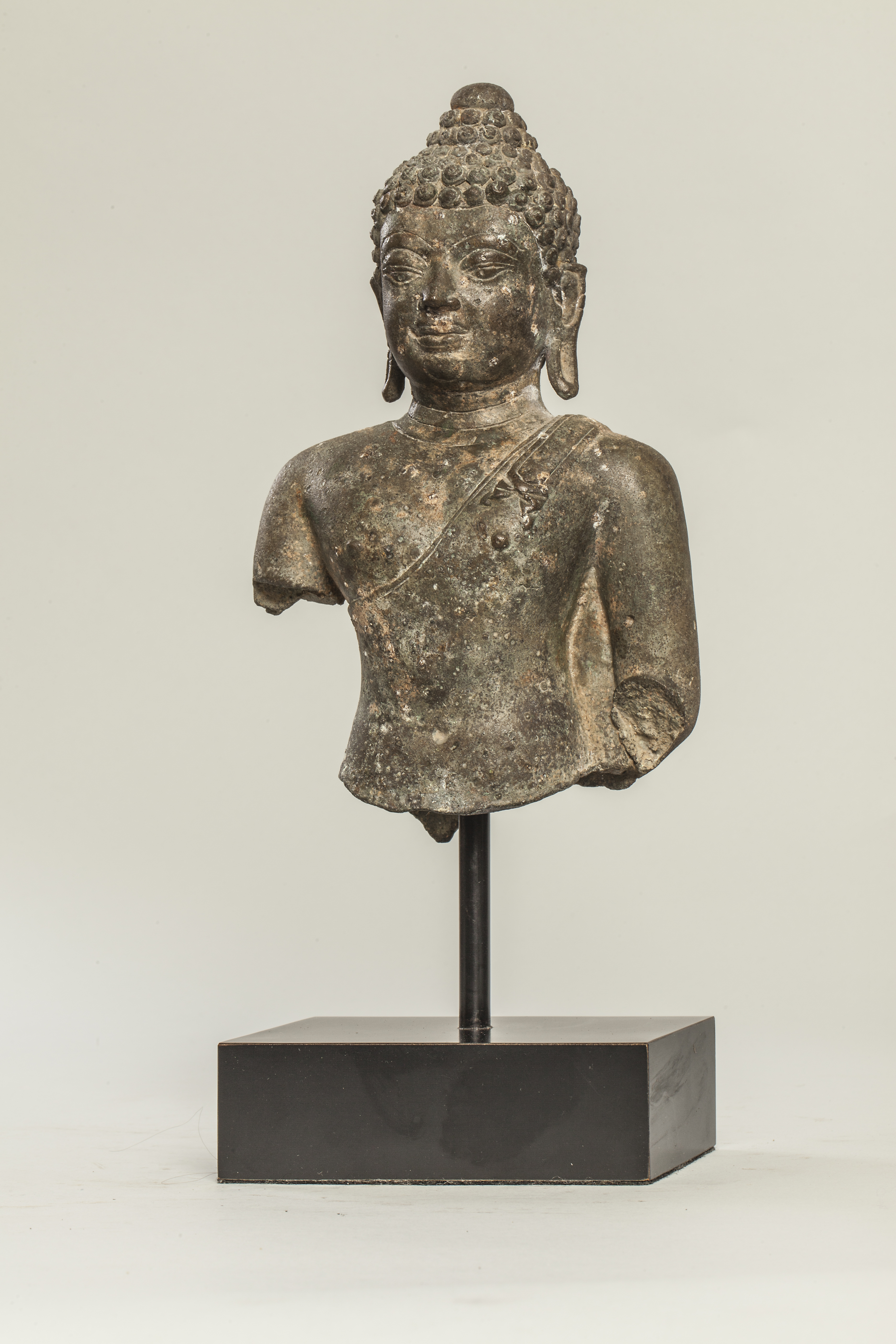 Buste de Bouddha vêtu de la robe monastique utarasanga lui couvrant l'épaule gauche lui moulant