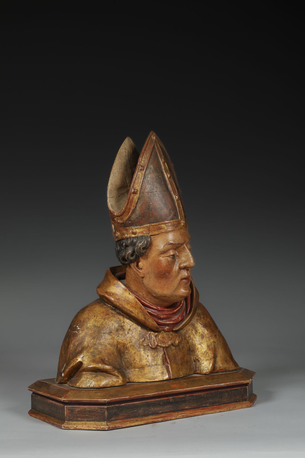 Buste reliquaire : portrait d’évêque vêtu d'une d’une robe monastique et coiffée d’une tiare d’ - Image 4 of 6