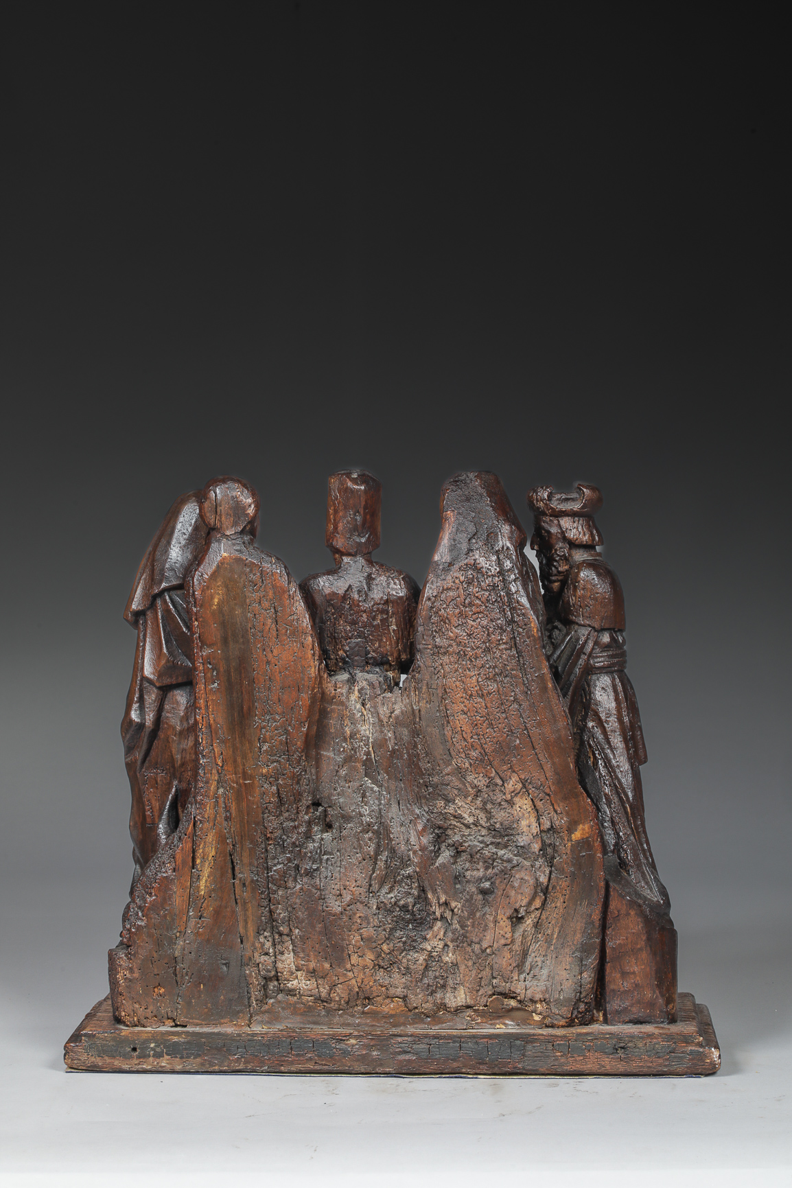 Groupe de bois sculpté en chêne représentant la Circoncision, avec la figure centrale tenant l' - Image 6 of 6