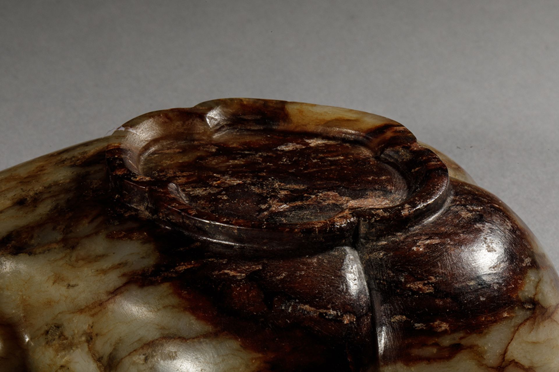 Coupe formant coquille trilobée à tenon spirale sur base en couronne, en Jade miel et ocre brun - Bild 4 aus 4