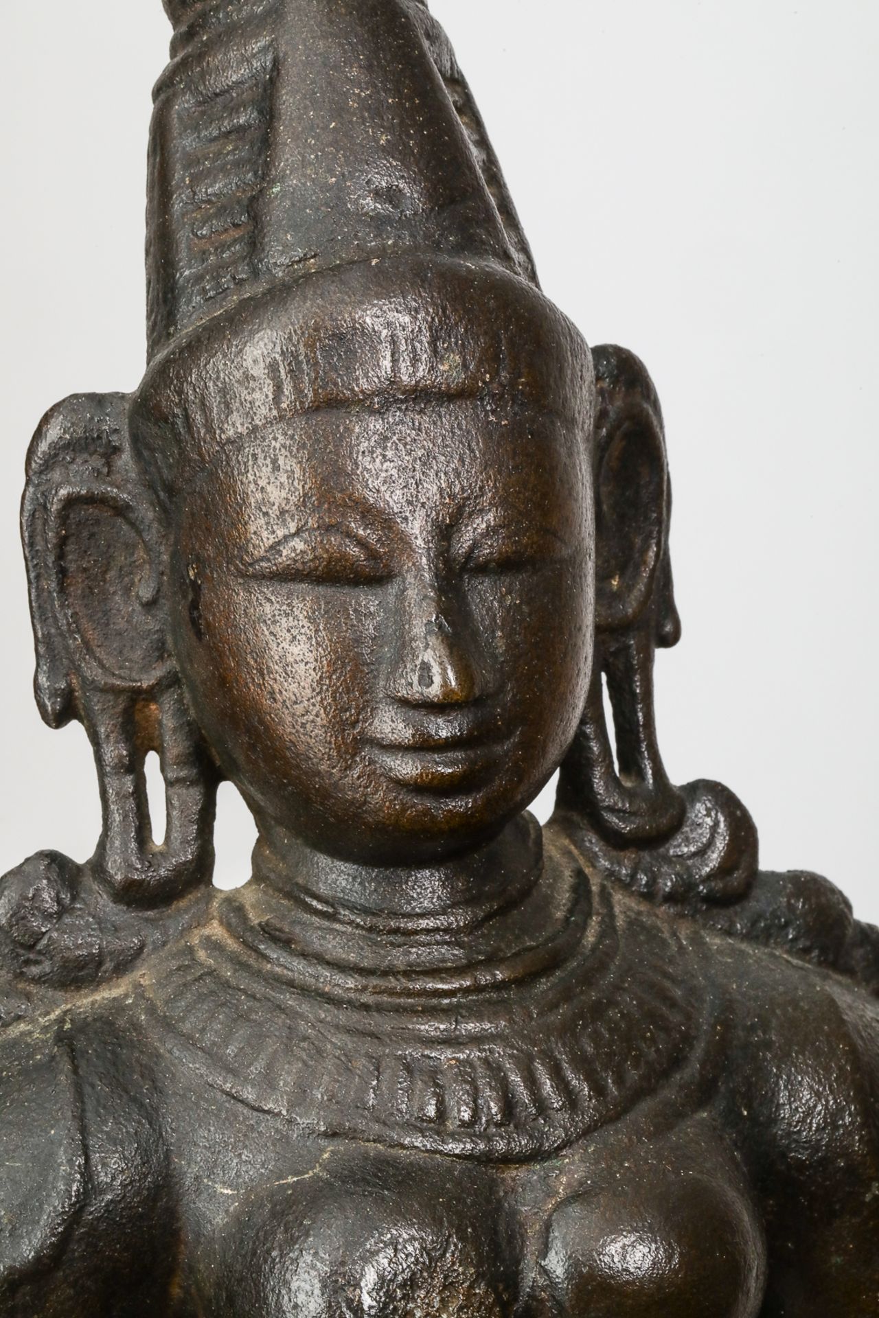 La déesse Parvati, debout en posture dite « Tribanga », à la beauté juvénile, une main le long du - Image 6 of 6