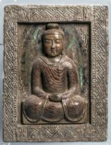 Ornement de paroi de sanctuaire illustrant Buddha assis en méditation vêtu de la robe monastique