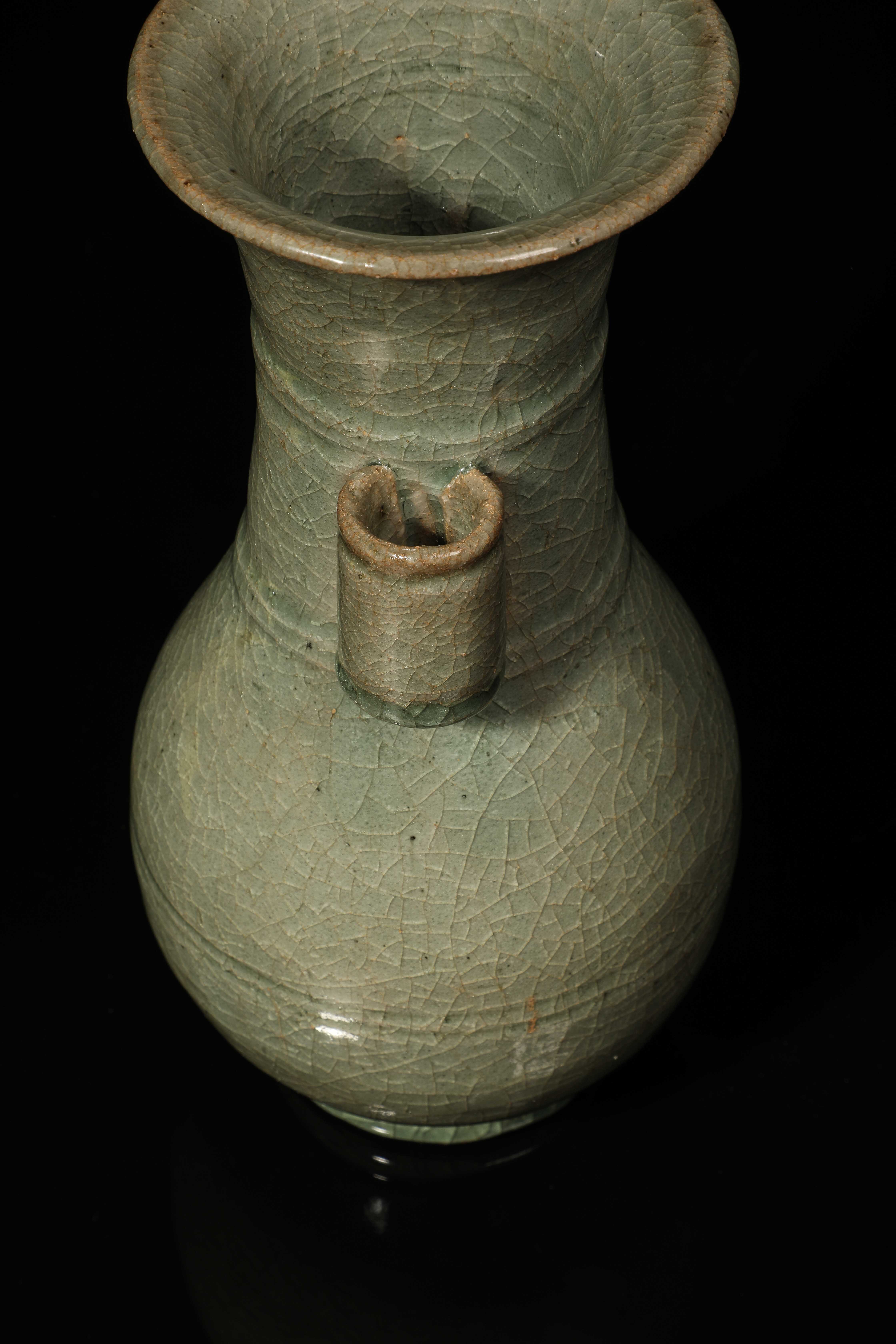 Vase du Longquan en porcelaine monochrome céladon finement craquelée, à panse ovoïde sur base en - Image 6 of 8