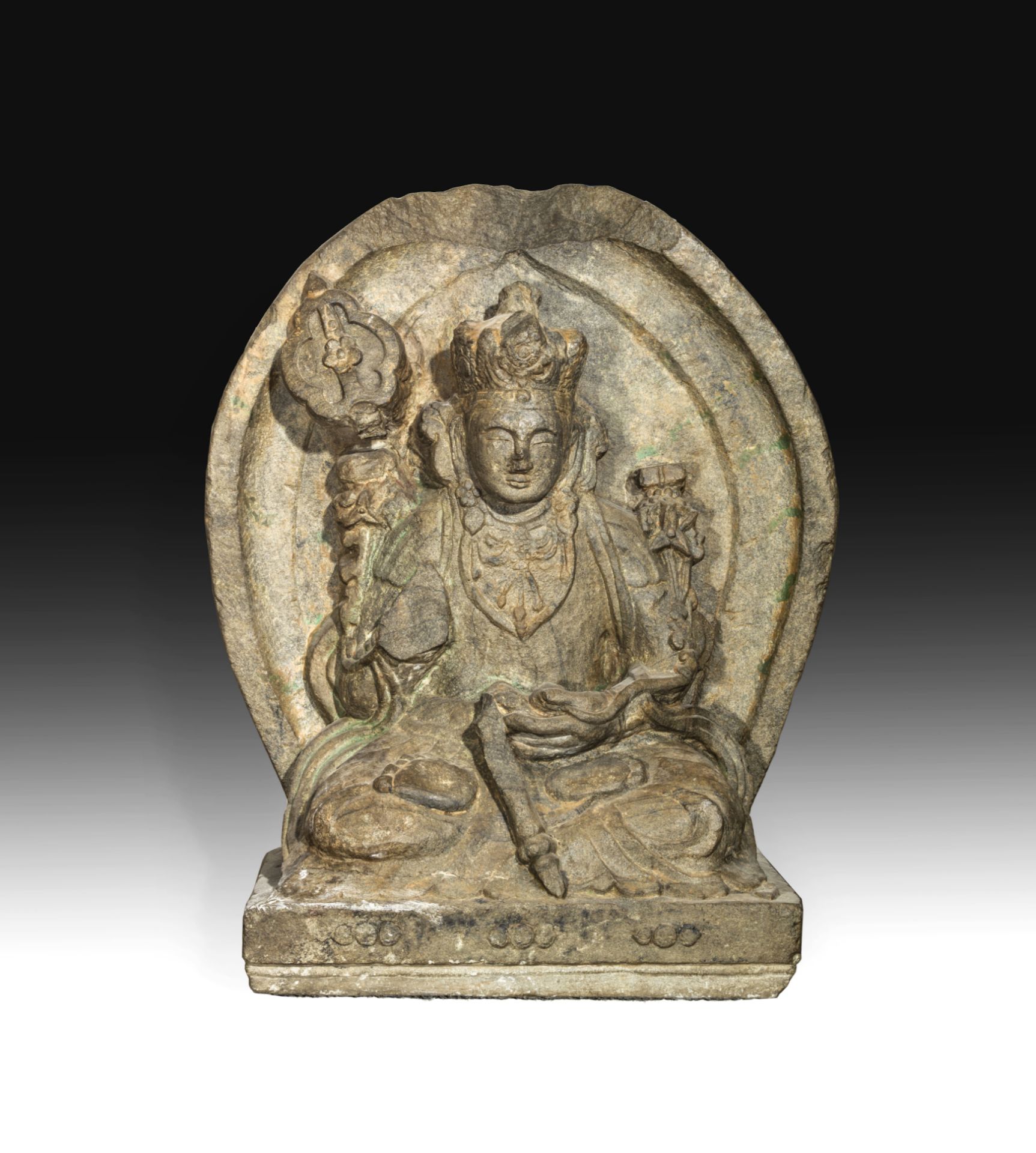 Stèle Bouddhique illustrant Chenresi Lokeshvara assis en méditation tenant le lotus grimpant