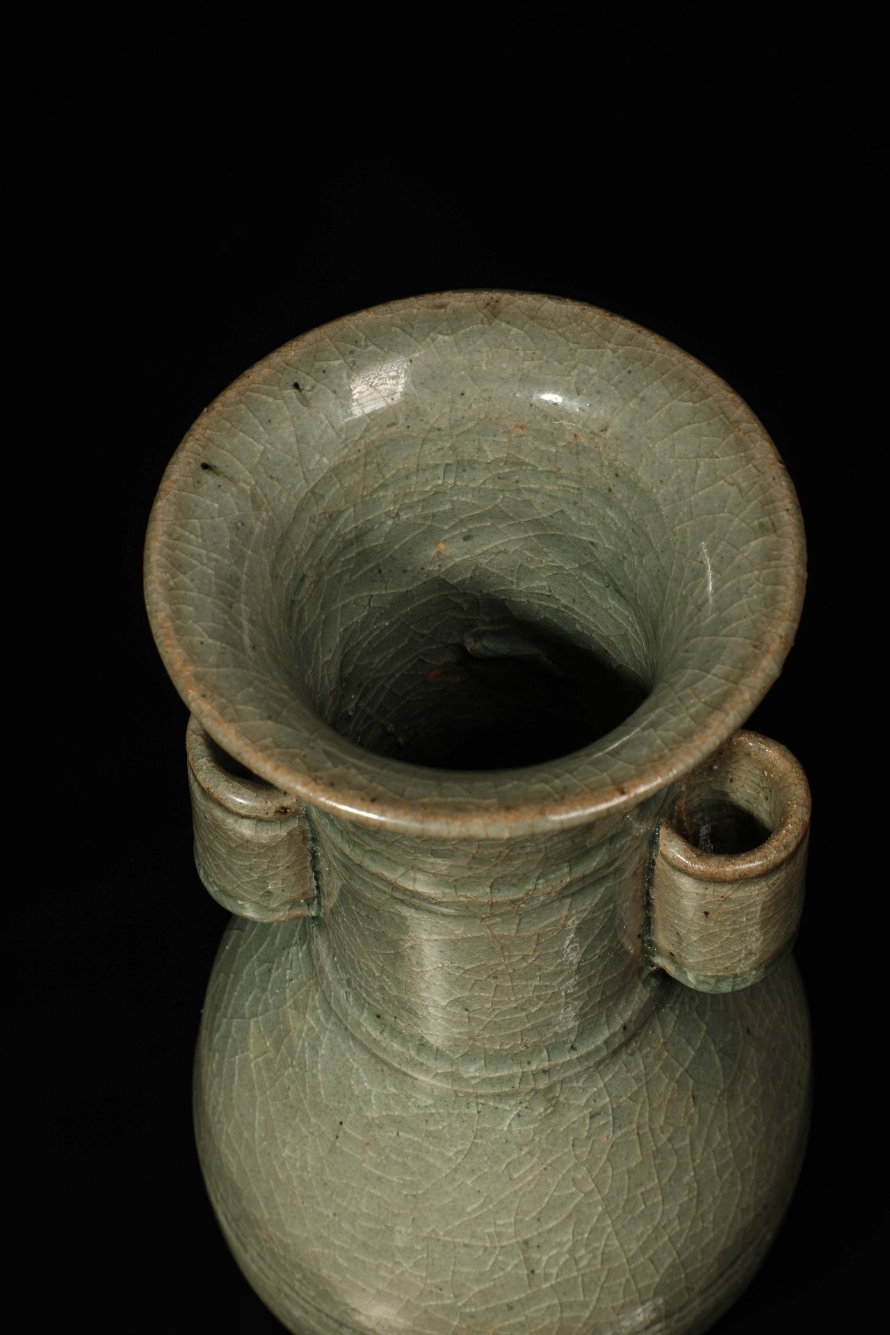 Vase du Longquan en porcelaine monochrome céladon finement craquelée, à panse ovoïde sur base en - Bild 7 aus 8