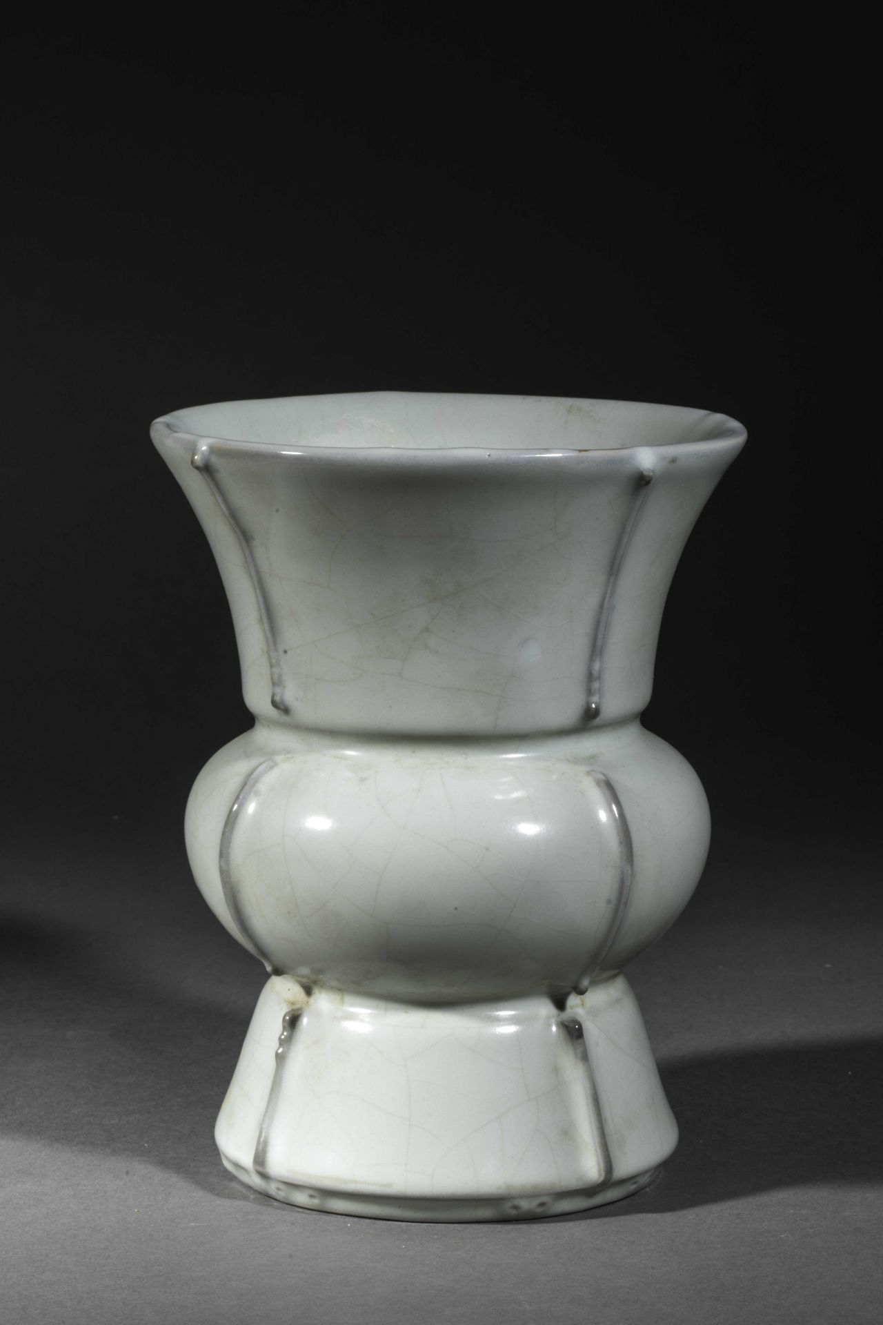 Vase de forme Zun en porcelaine à glaçure céladon bleuté Chine Dynastie Qing Ht 17cm x diam au col